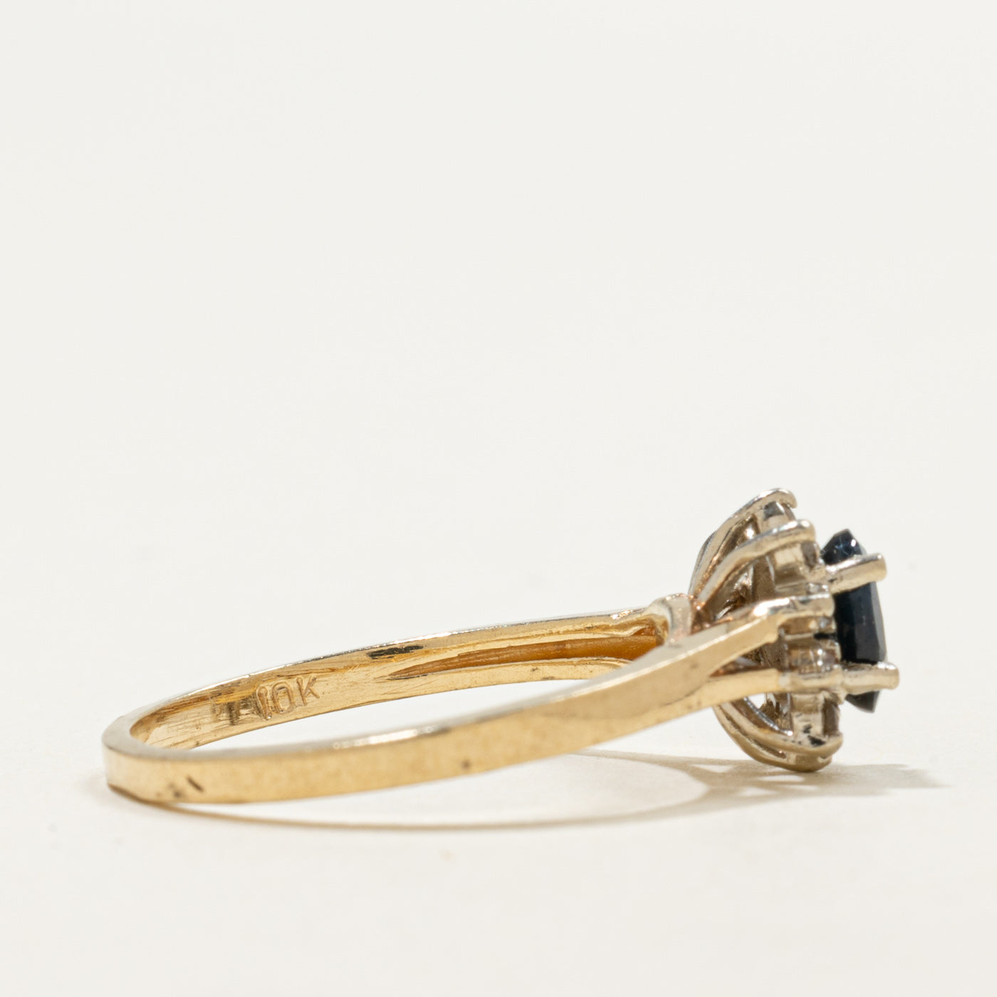 Bague halo pétale en or 10 carats sertie d'un saphir ovale et de diamants | 0,45 ct, 0,10 ct au total | Taille 6,25