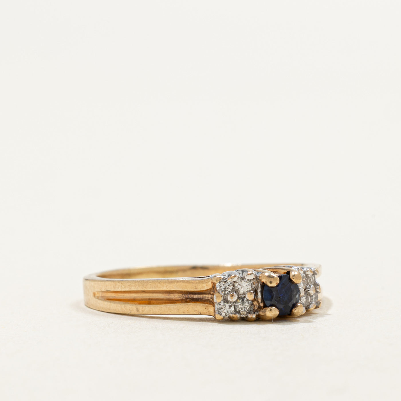 Bague en or 14 carats sertie d'un saphir rond et de diamants | 0,15 ct, 0,10 ct au total | Taille 7,25