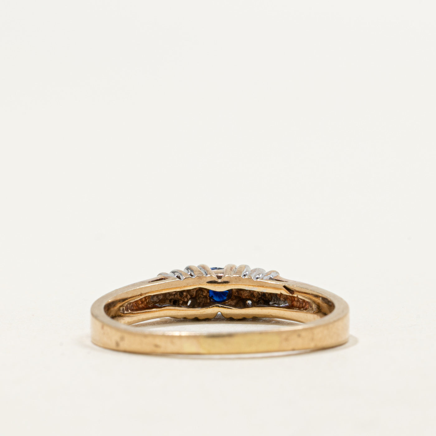 Bague en or 14 carats sertie d'un saphir rond et de diamants | 0,15 ct, 0,10 ct au total | Taille 7,25