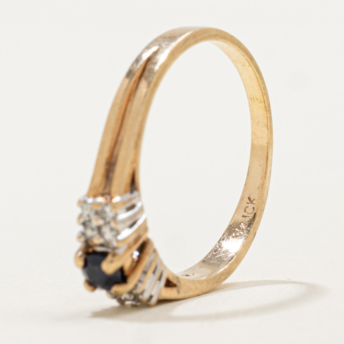 Bague en or 14 carats sertie d'un saphir rond et de diamants | 0,15 ct, 0,10 ct au total | Taille 7,25