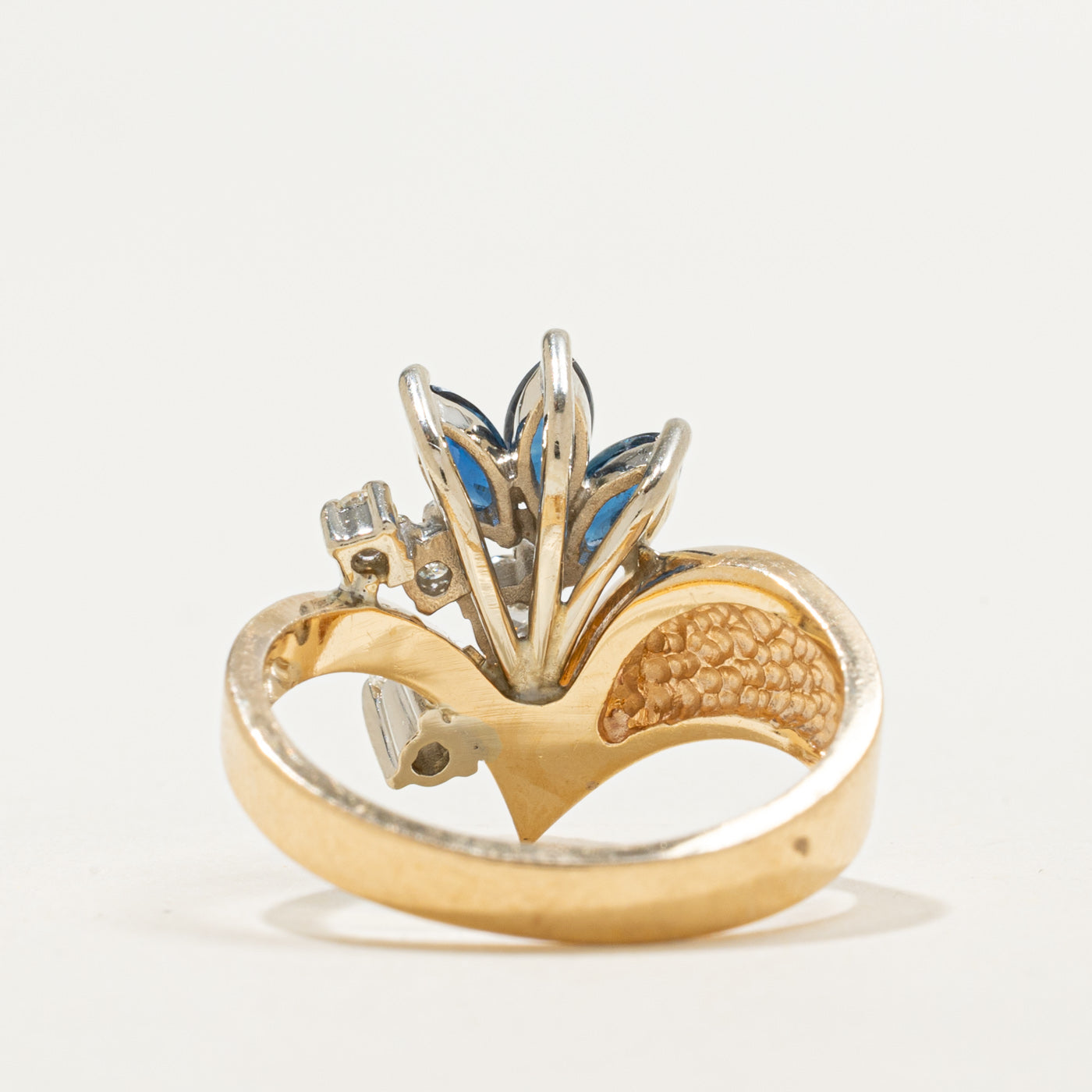 Bague en forme de chevron sertie de saphirs taille marquise 14 carats et de diamants | 0,36 ct au total, 0,20 ct au total | Taille 6,25