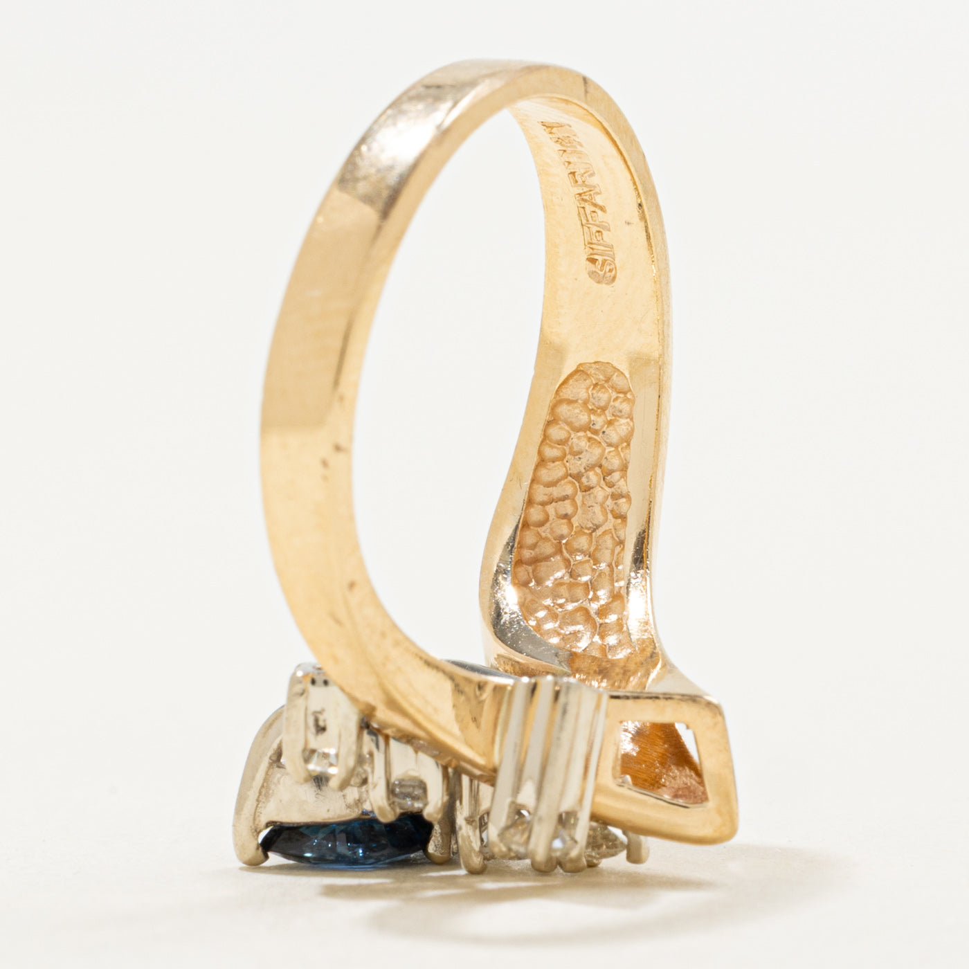 Bague en forme de chevron sertie de saphirs taille marquise 14 carats et de diamants | 0,36 ct au total, 0,20 ct au total | Taille 6,25