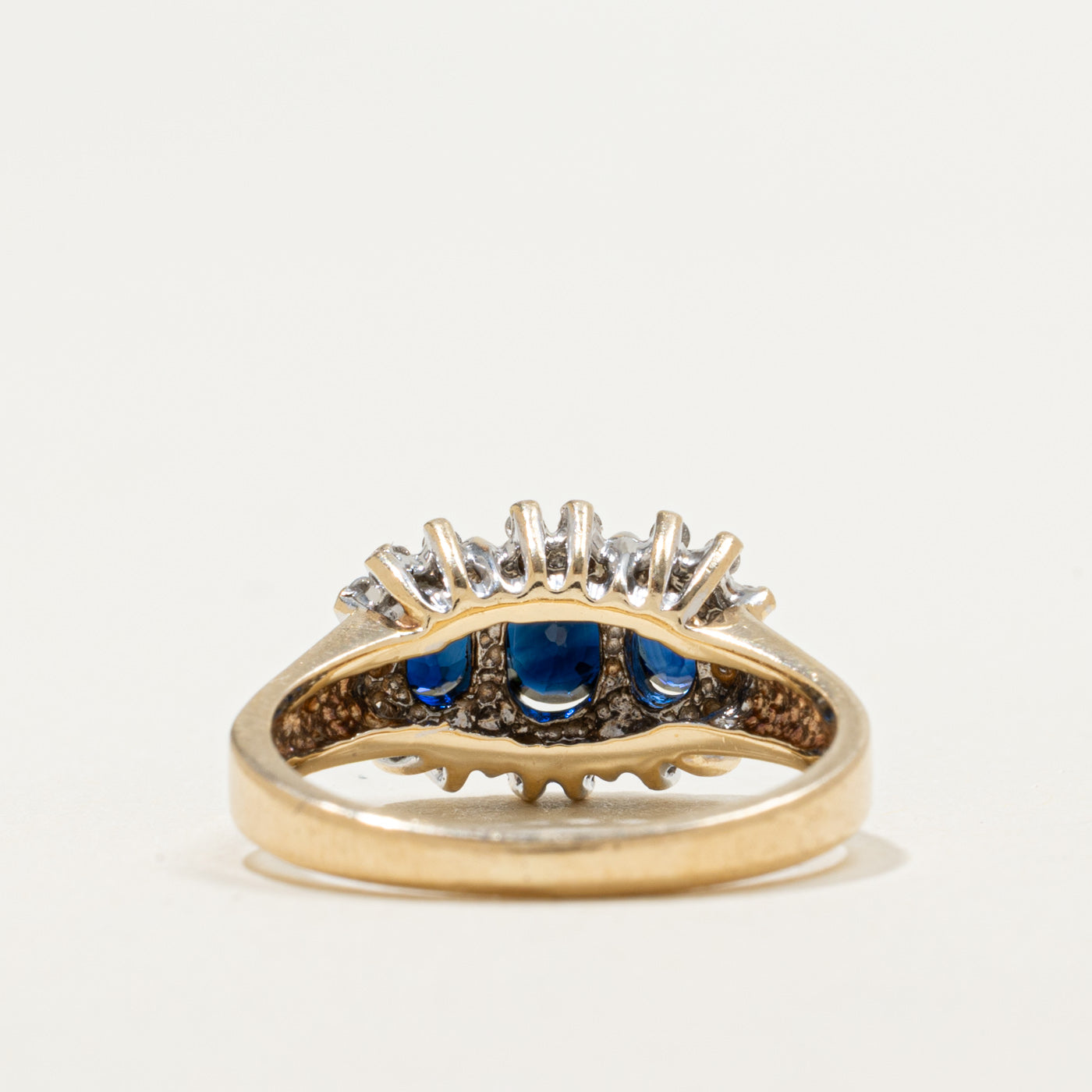 Bague halo pétale en or 10 carats avec trois pierres saphir et diamants | 0,80 ct et 0,15 ct | Taille 5,5