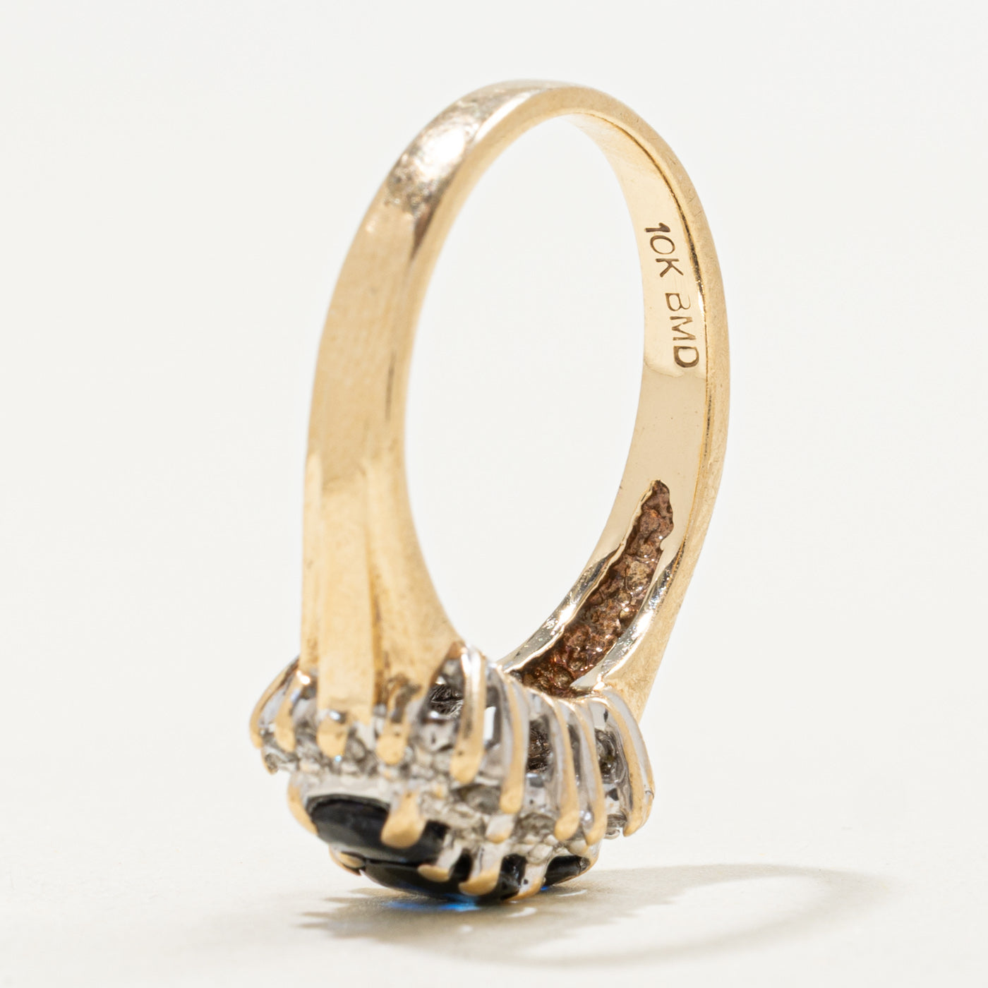 Bague halo pétale en or 10 carats avec trois pierres saphir et diamants | 0,80 ct et 0,15 ct | Taille 5,5