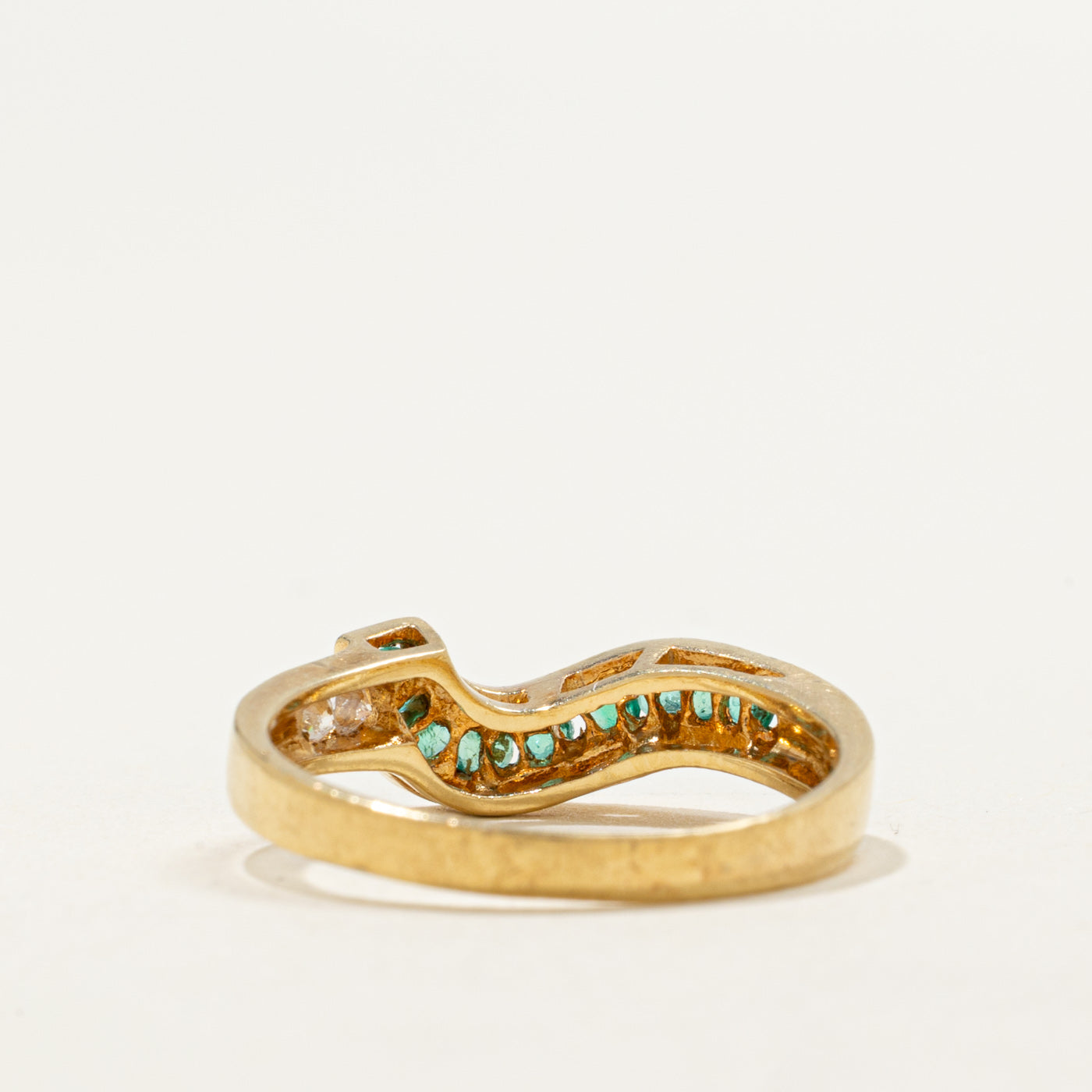 Bague Wave sertie d'émeraudes et de diamants en or 18 carats | 0,16 ct au total, 0,04 ct au total | Taille 6,75