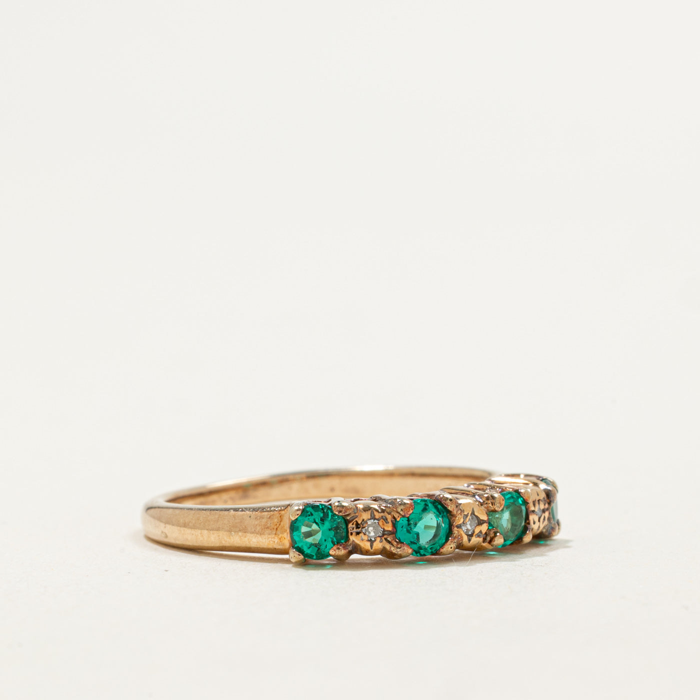 Bague en or 9 carats avec diamants ronds en verre vert | 0,40 ct, 0,02 ct | Taille 7,5