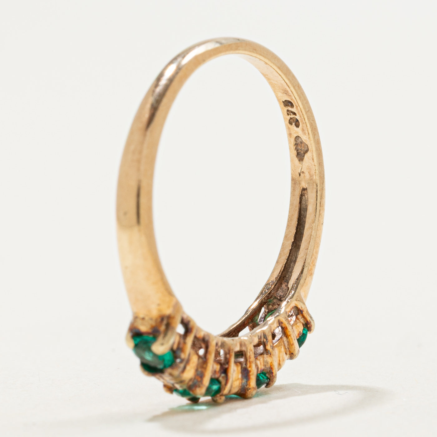 Bague en or 9 carats avec diamants ronds en verre vert | 0,40 ct, 0,02 ct | Taille 7,5