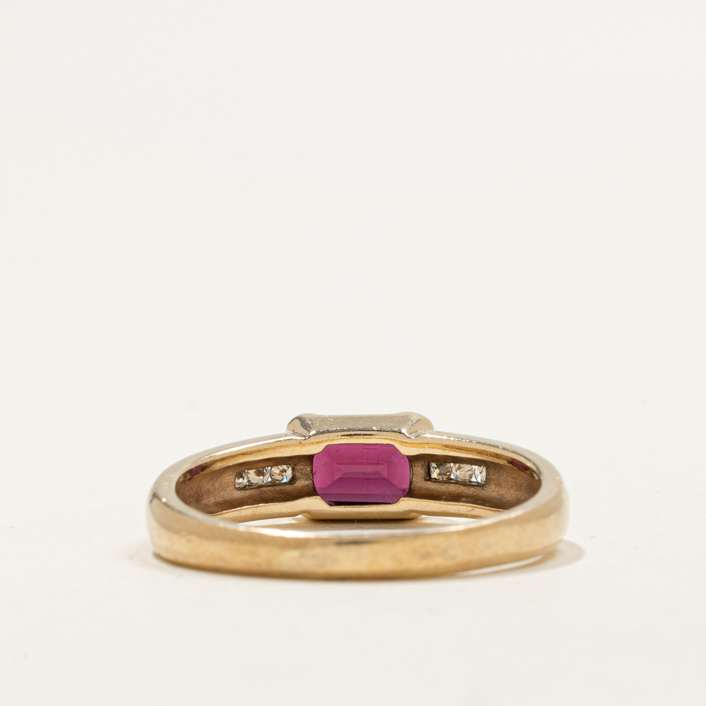Bague East West en or 10 carats avec grenat et diamants | 1,10 ct, 0,06 ct au total | Taille 9