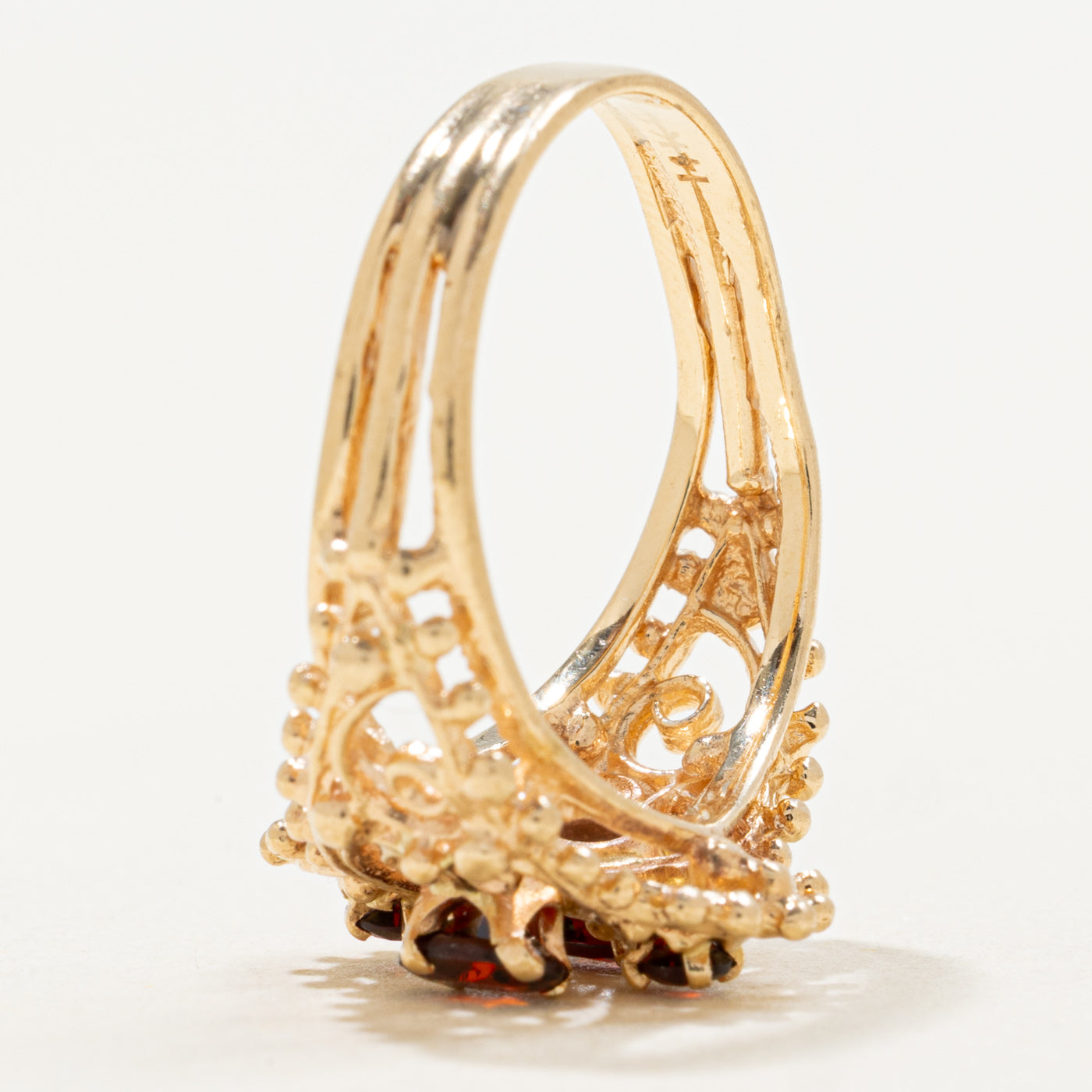 Bague cocktail texturée en or 14 carats sertie de grenats (0,50 ct au total) | Taille 6,5