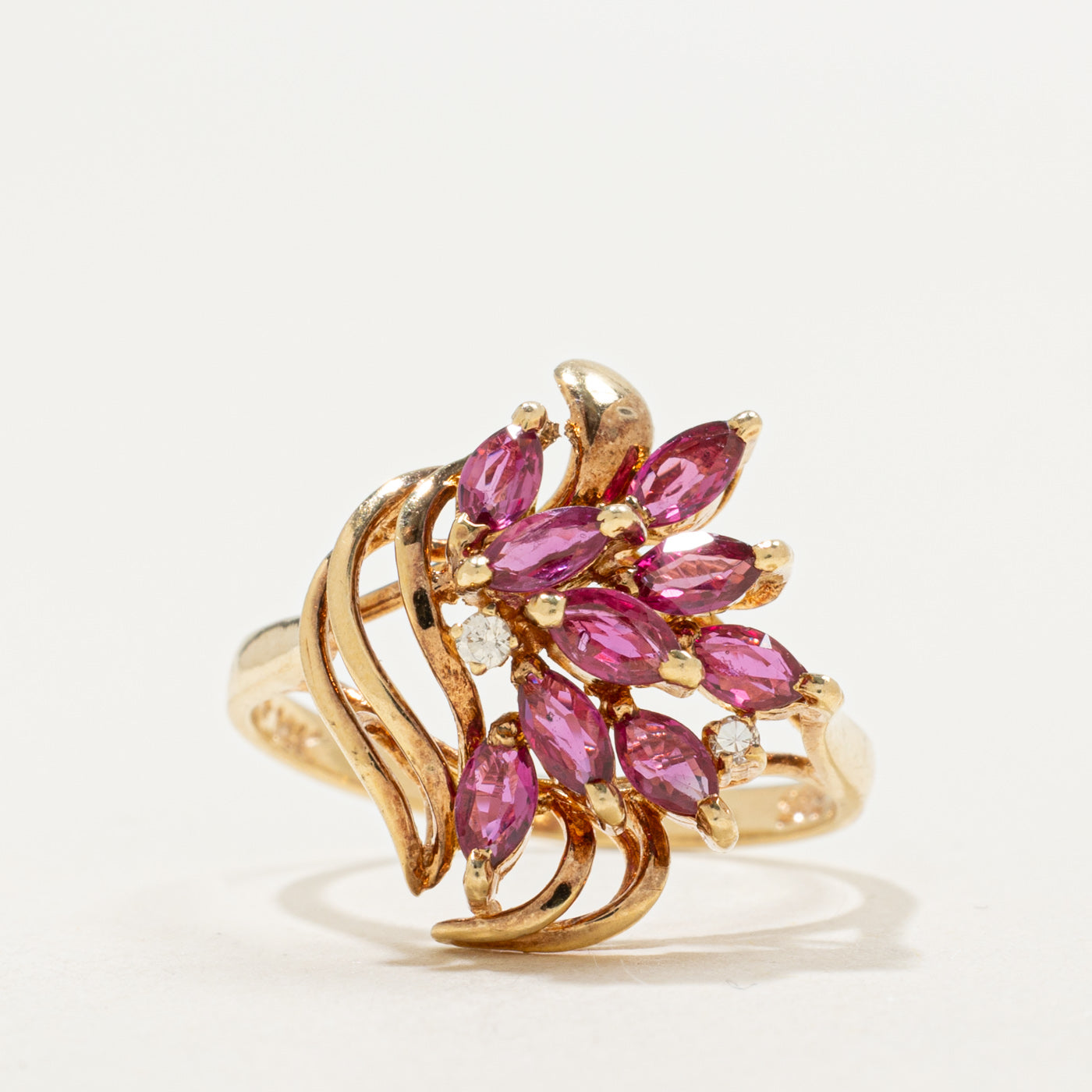 Bague cocktail florale en or 14 carats, rubis taille marquise et diamants | 0,75 ct au total, 0,02 ct au total | Taille 6,5