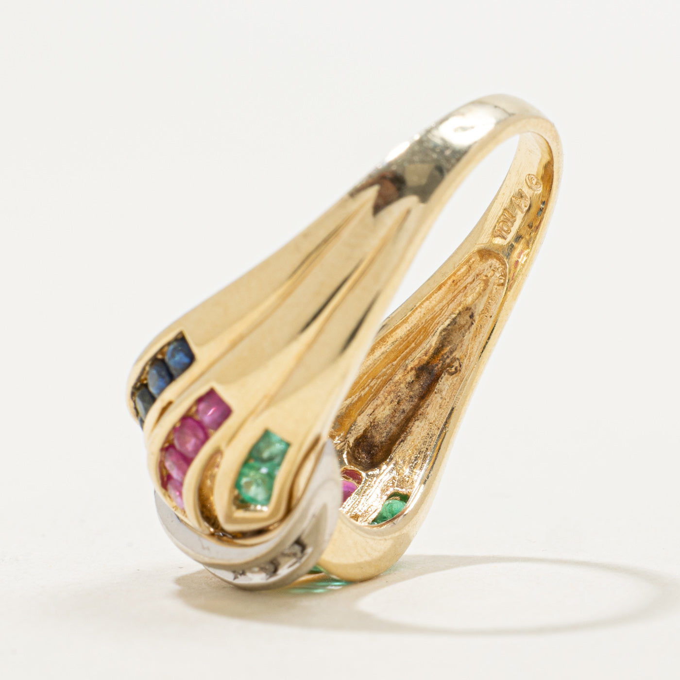 Bague croisée ondulée en or 10 carats, ornée de plusieurs pierres précieuses rondes (0,77 ct au total, 0,07 ct au total) | Taille 8,25