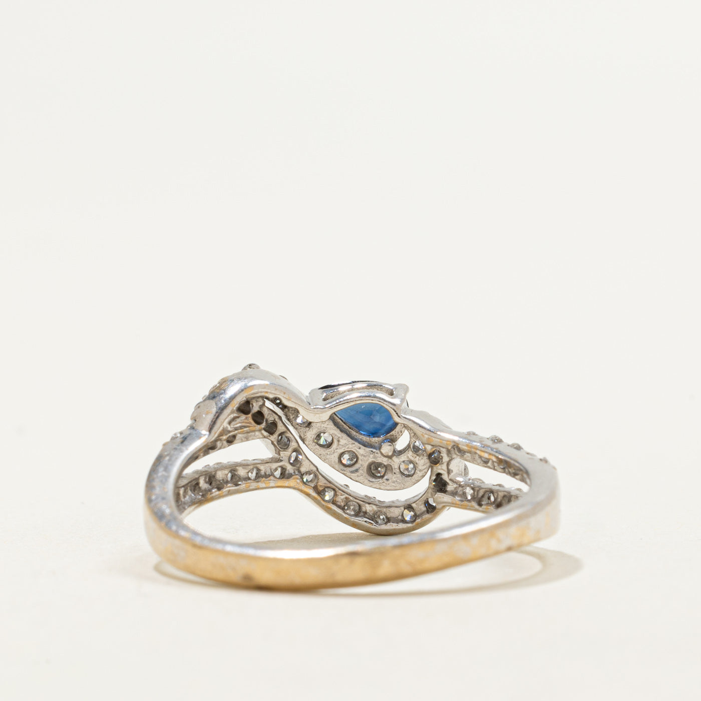 Bague Wave en or 10 carats avec saphir taille poire et diamants | 0,20 ct, 0,45 ct au total | Taille 7,25