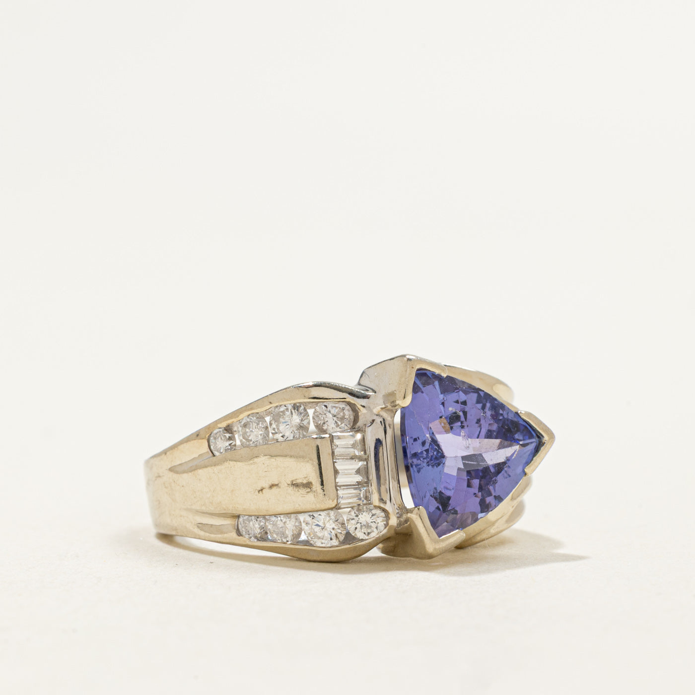 Bague géométrique en or 14 carats, tanzanite taille trillion et diamants | 2,59 ct, 0,50 ct au total | Taille 6,75