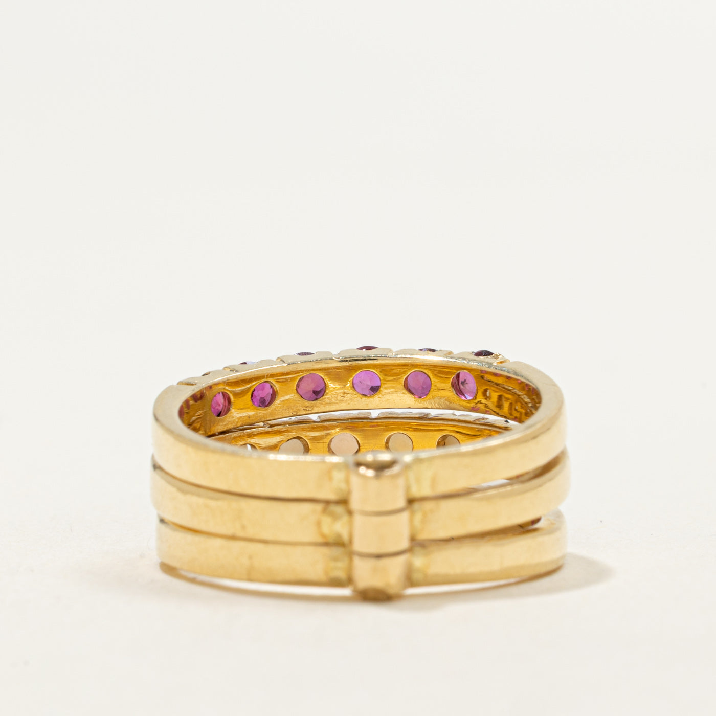 Bague multi-rangs en or 18 carats sertie de rubis ronds et d'opales | 1,20 ct au total, 0,50 ct au total | Taille 6,25