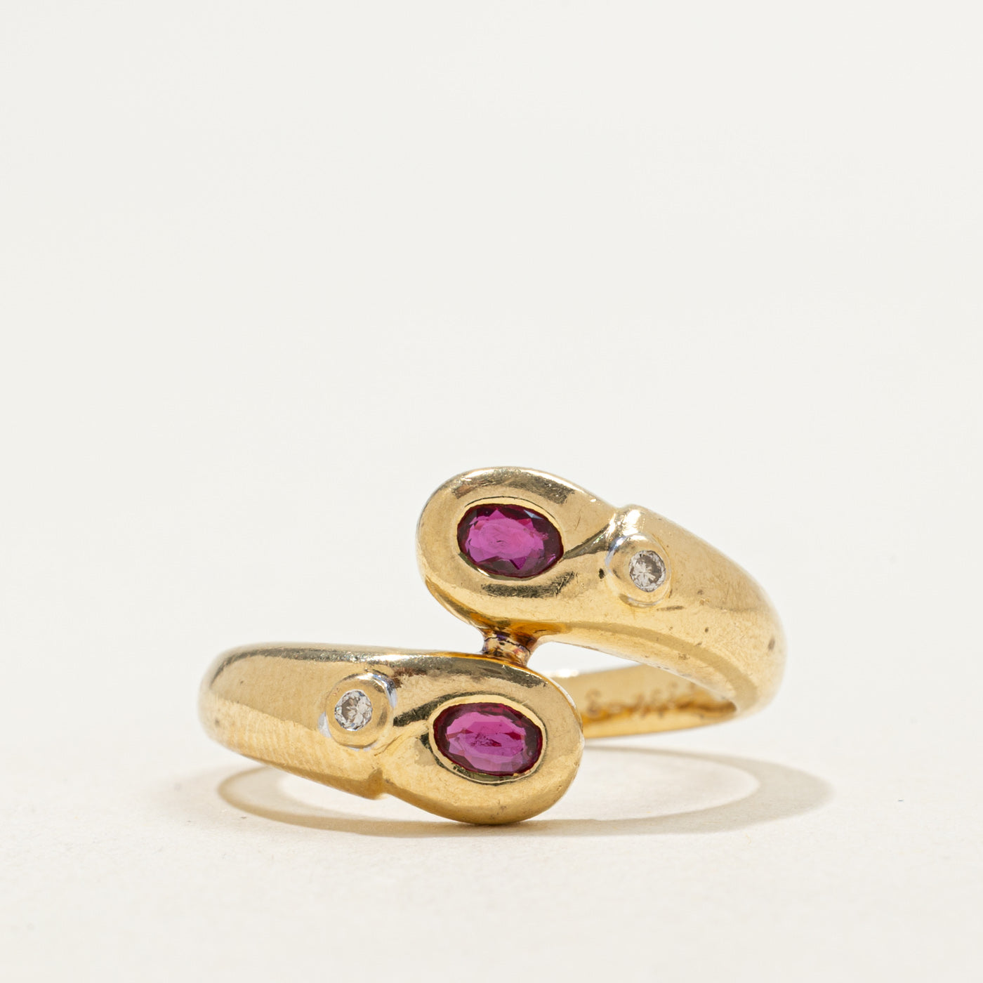 Bague contournée en or 18 carats sertie de rubis et de diamants | 0,40 ct au total, 0,02 ct | Taille 7,25