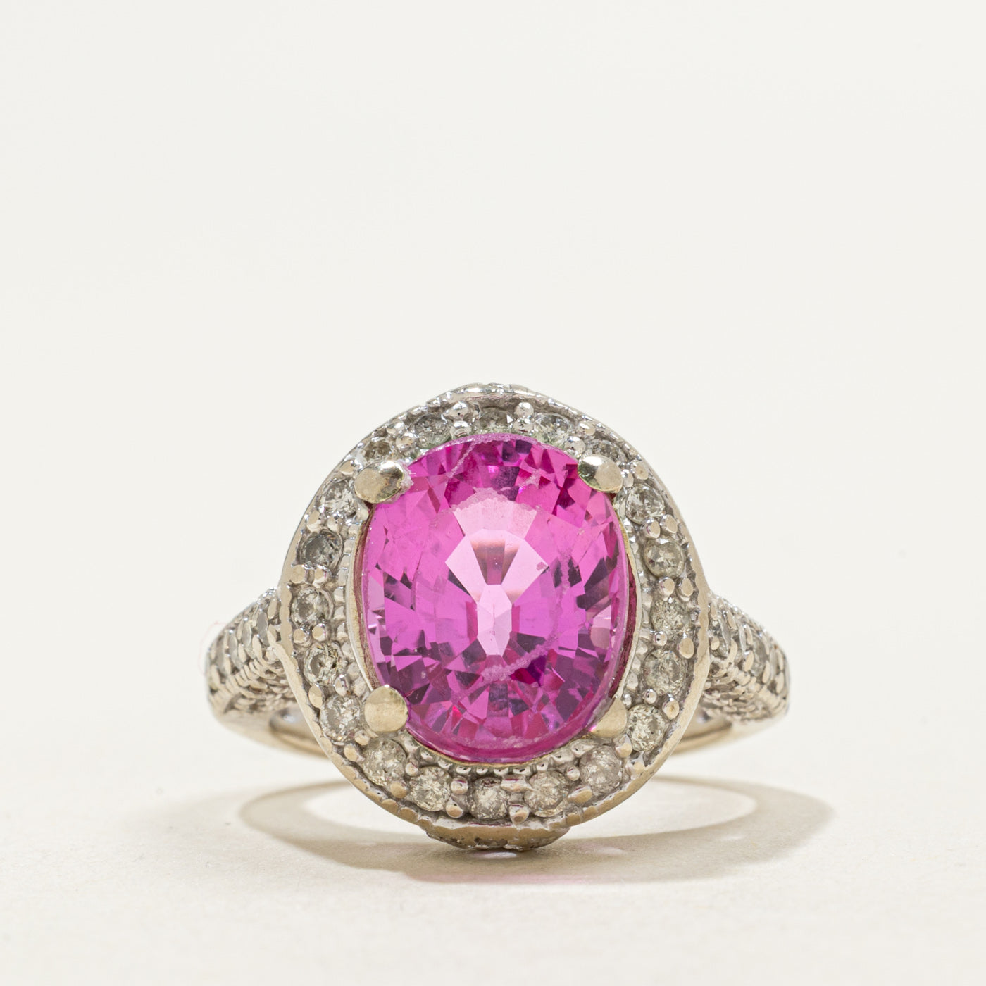 Bague halo en or 14 carats avec saphir synthétique et diamants | 5,00 ct, 0,58 ct au total | Taille 3,0