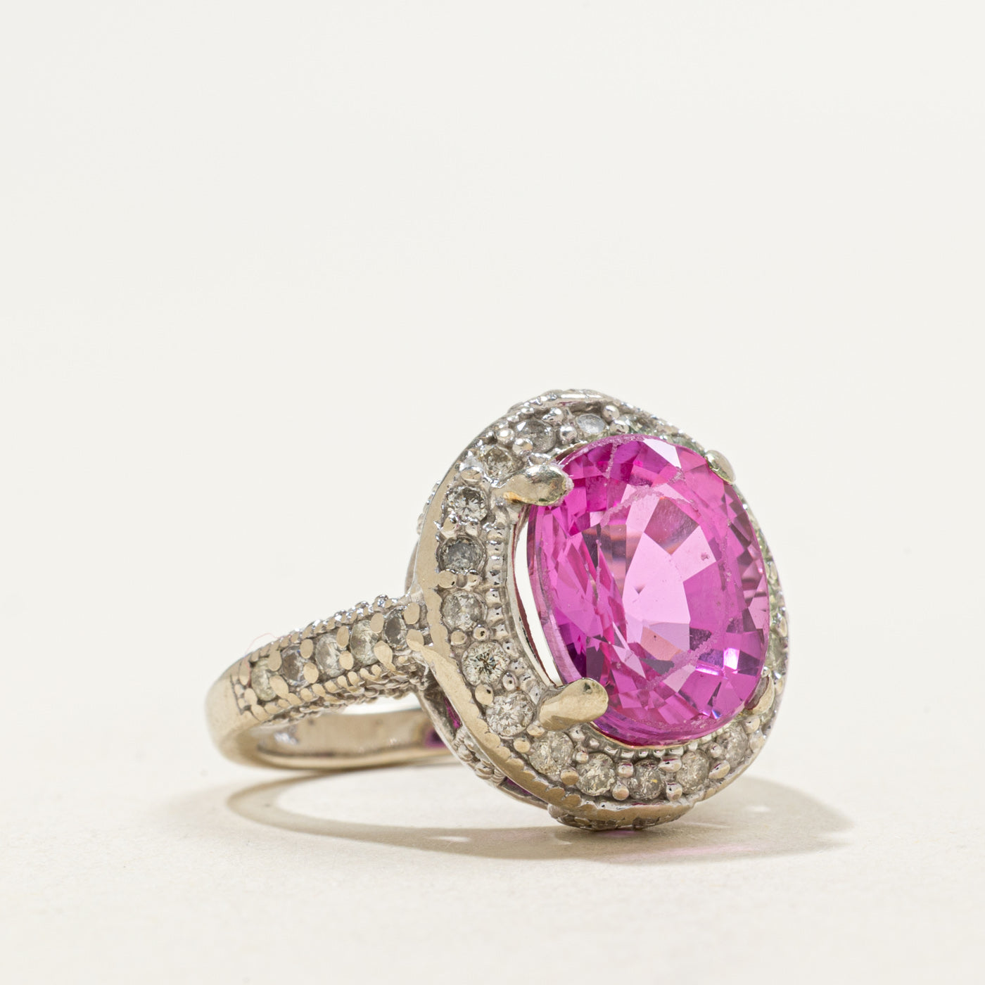 Bague halo en or 14 carats avec saphir synthétique et diamants | 5,00 ct, 0,58 ct au total | Taille 3,0