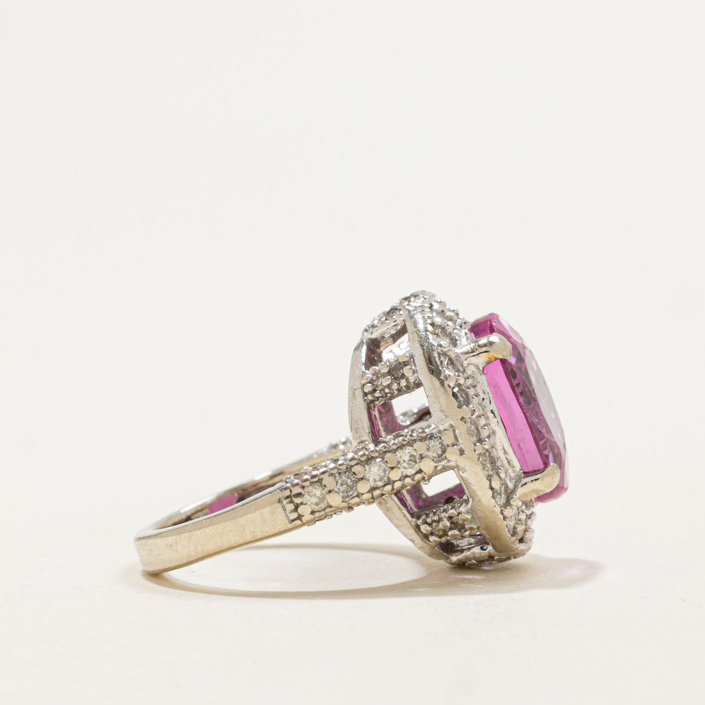 Bague halo en or 14 carats avec saphir synthétique et diamants | 5,00 ct, 0,58 ct au total | Taille 3,0