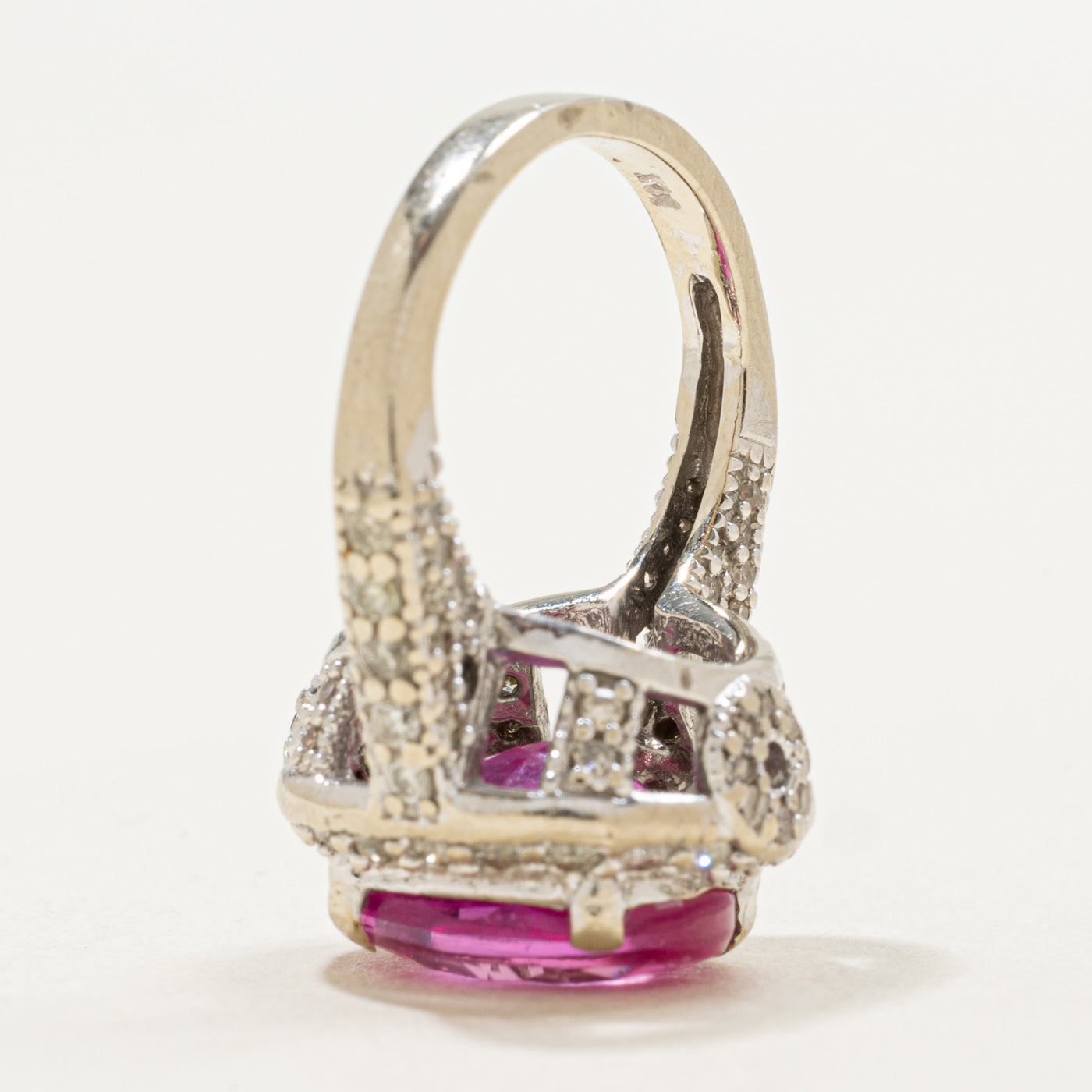 Bague halo en or 14 carats avec saphir synthétique et diamants | 5,00 ct, 0,58 ct au total | Taille 3,0