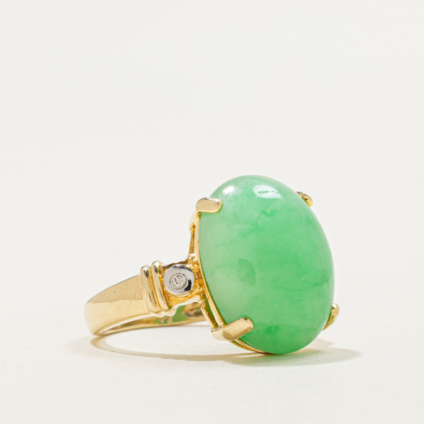 Bague en or 14 carats avec cabochon ovale en jade et diamants | 11,25 ct, 0,02 ct | Taille 5,5