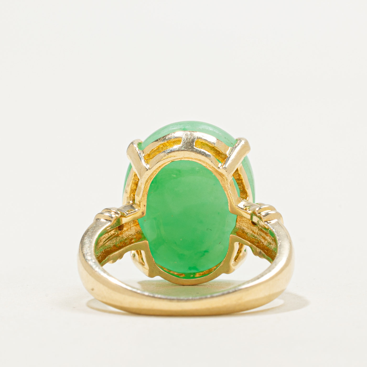 Bague en or 14 carats avec cabochon ovale en jade et diamants | 11,25 ct, 0,02 ct | Taille 5,5
