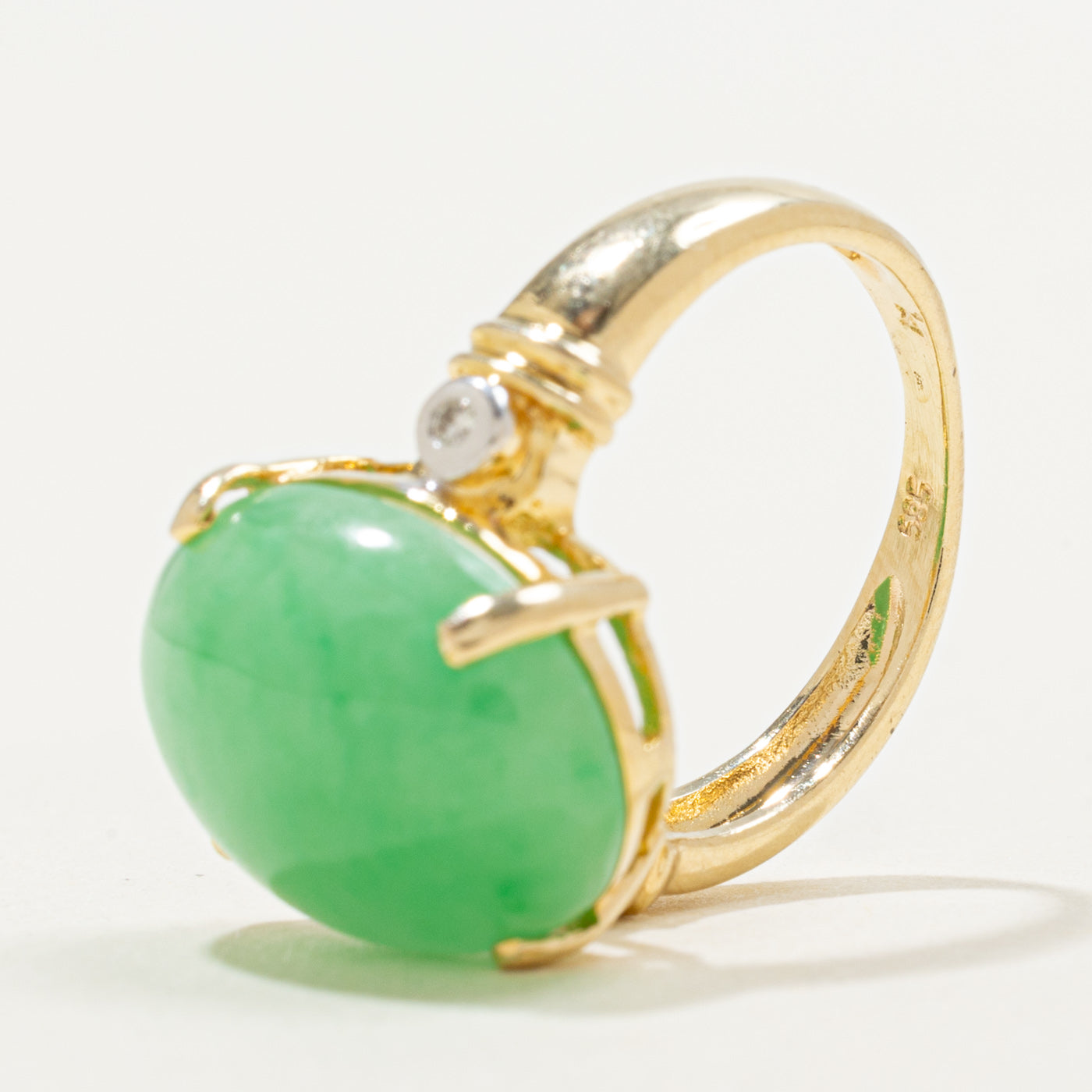 Bague en or 14 carats avec cabochon ovale en jade et diamants | 11,25 ct, 0,02 ct | Taille 5,5