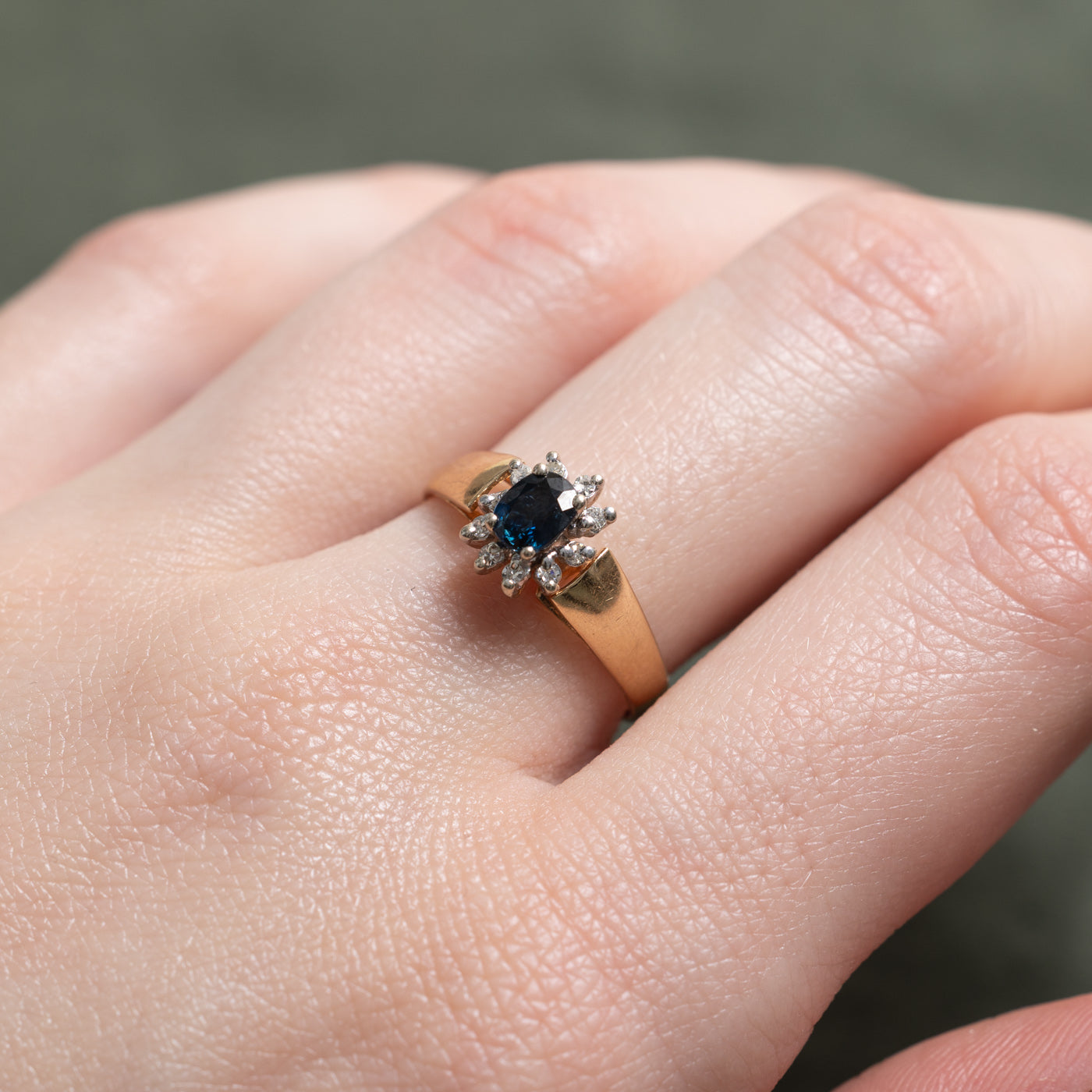 Bague halo pétale en or 14 carats sertie de saphirs et de diamants | 0,50 ct, 0,10 ct au total | Taille 6,75