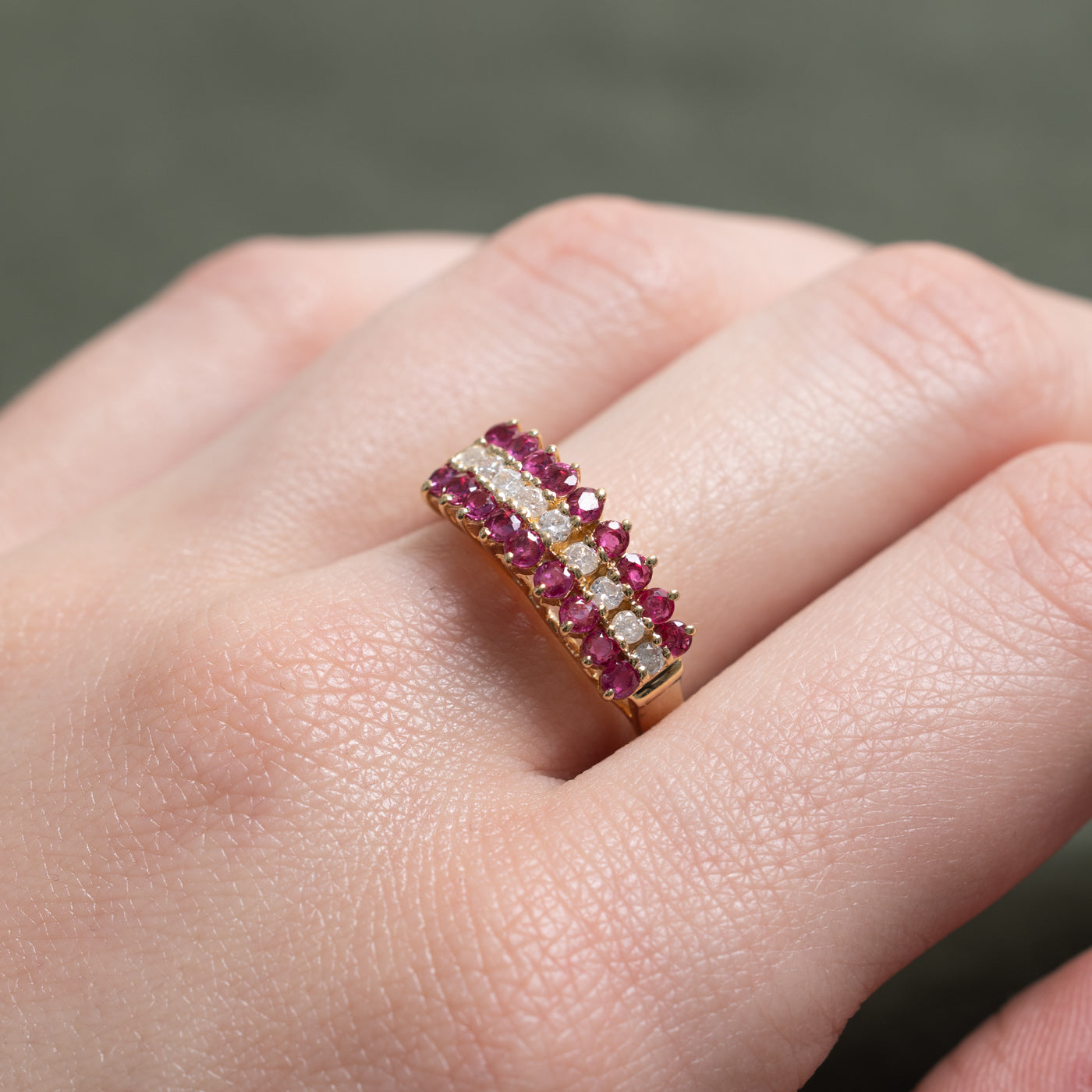 Bague multi-rangs en or 14 carats sertie de rubis ronds et de diamants | 0,65 ct au total, 0,22 ct au total | Taille 7