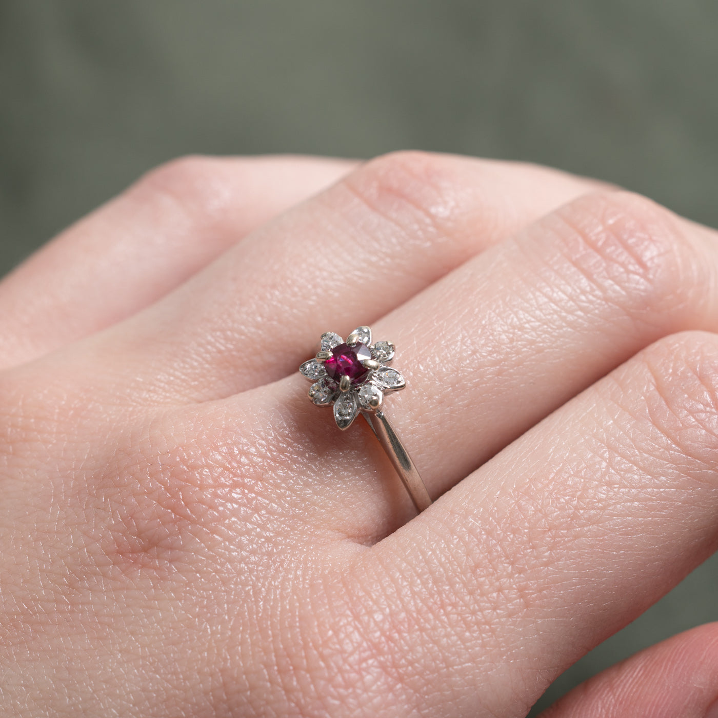 Bague halo florale en or 14 carats, rubis et diamants | 0,28 ct, 0,10 ct au total | Taille 7,25