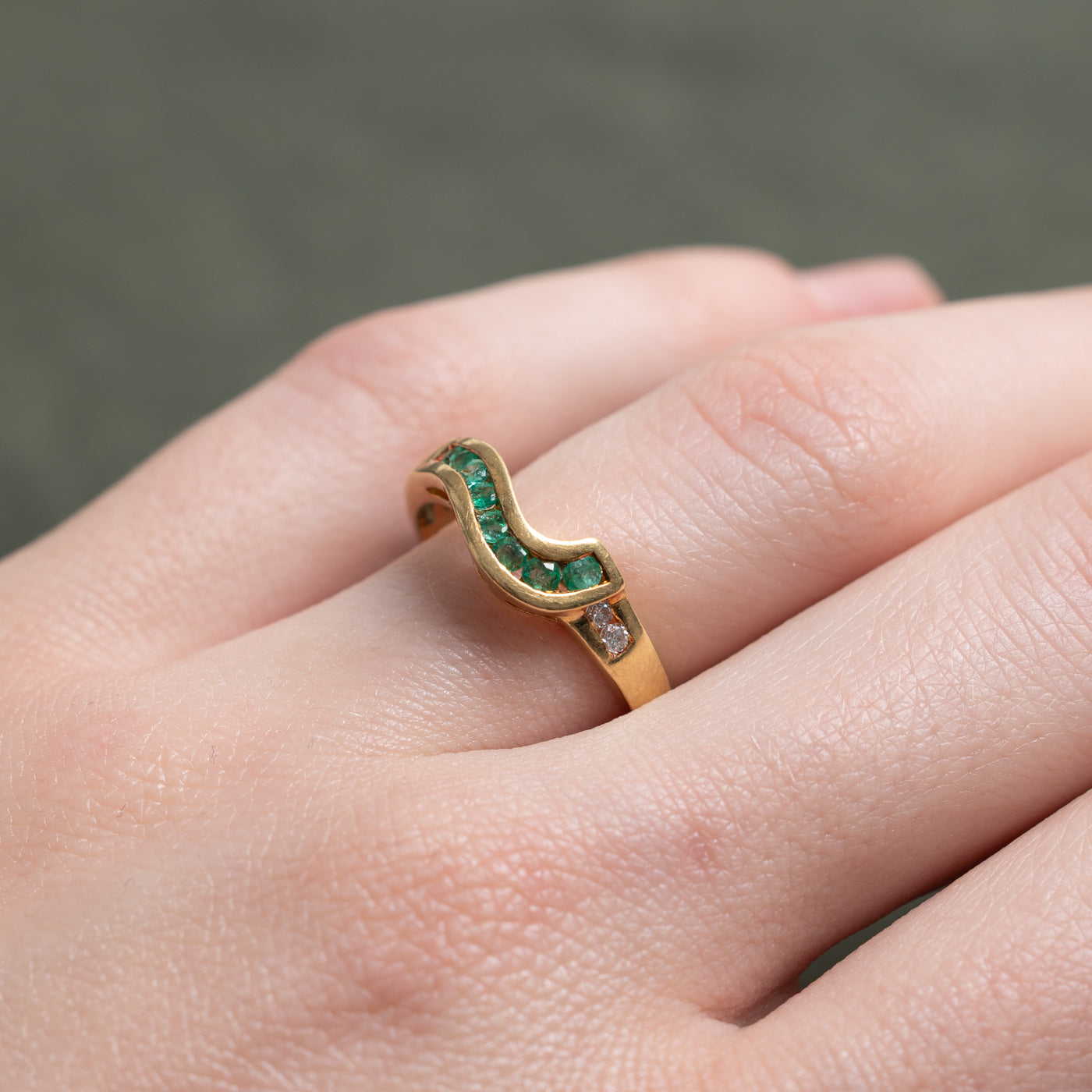 Bague Wave sertie d'émeraudes et de diamants en or 18 carats | 0,16 ct au total, 0,04 ct au total | Taille 6,75