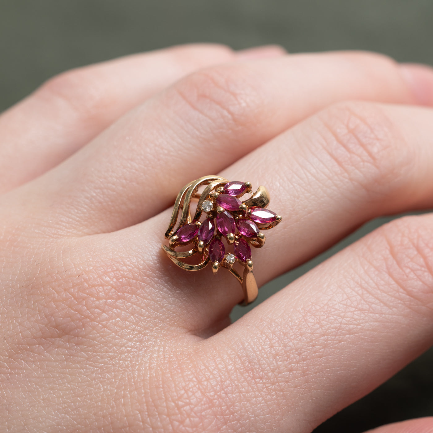 Bague cocktail florale en or 14 carats, rubis taille marquise et diamants | 0,75 ct au total, 0,02 ct au total | Taille 6,5