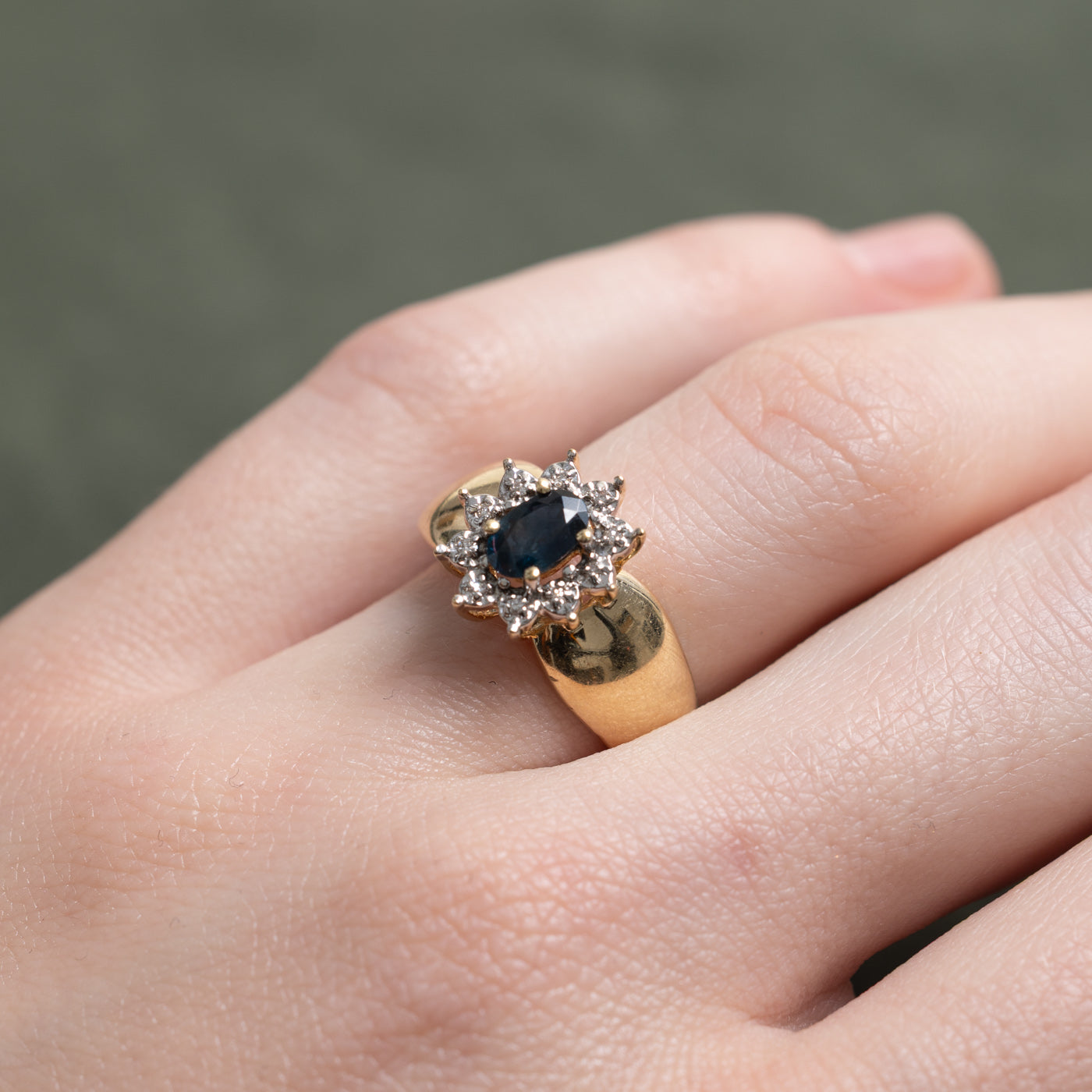 Bague halo pétales sertie d'un saphir ovale 14 carats et de diamants | 0,47 ct, 0,05 ct au total | Taille 5,75