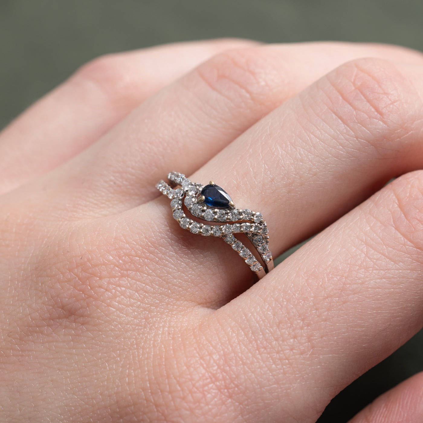 Bague Wave en or 10 carats avec saphir taille poire et diamants | 0,20 ct, 0,45 ct au total | Taille 7,25