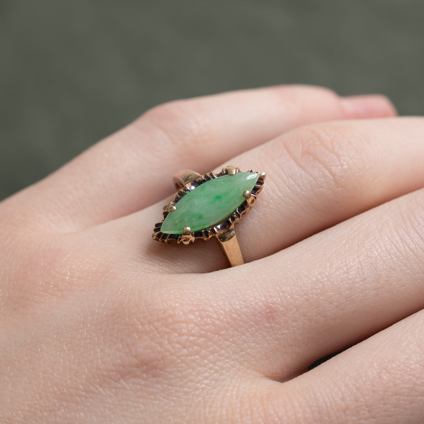 Bague navette texturée en jade cabochon 10K | 2,00 ct | Taille 5,5