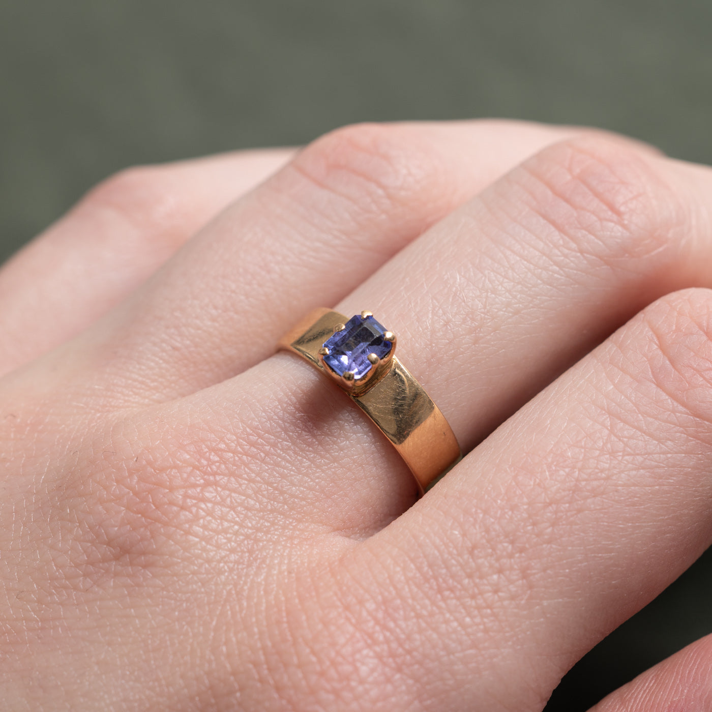 Bague en or 18 carats sertie d'une tanzanite taille rectangulaire | 0,65 ct | Taille 6,75