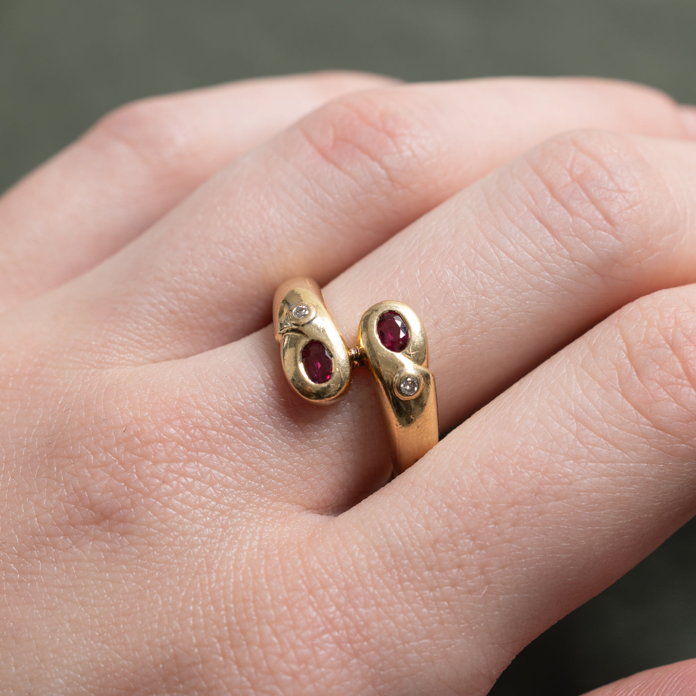 Bague contournée en or 18 carats sertie de rubis et de diamants | 0,40 ct au total, 0,02 ct | Taille 7,25