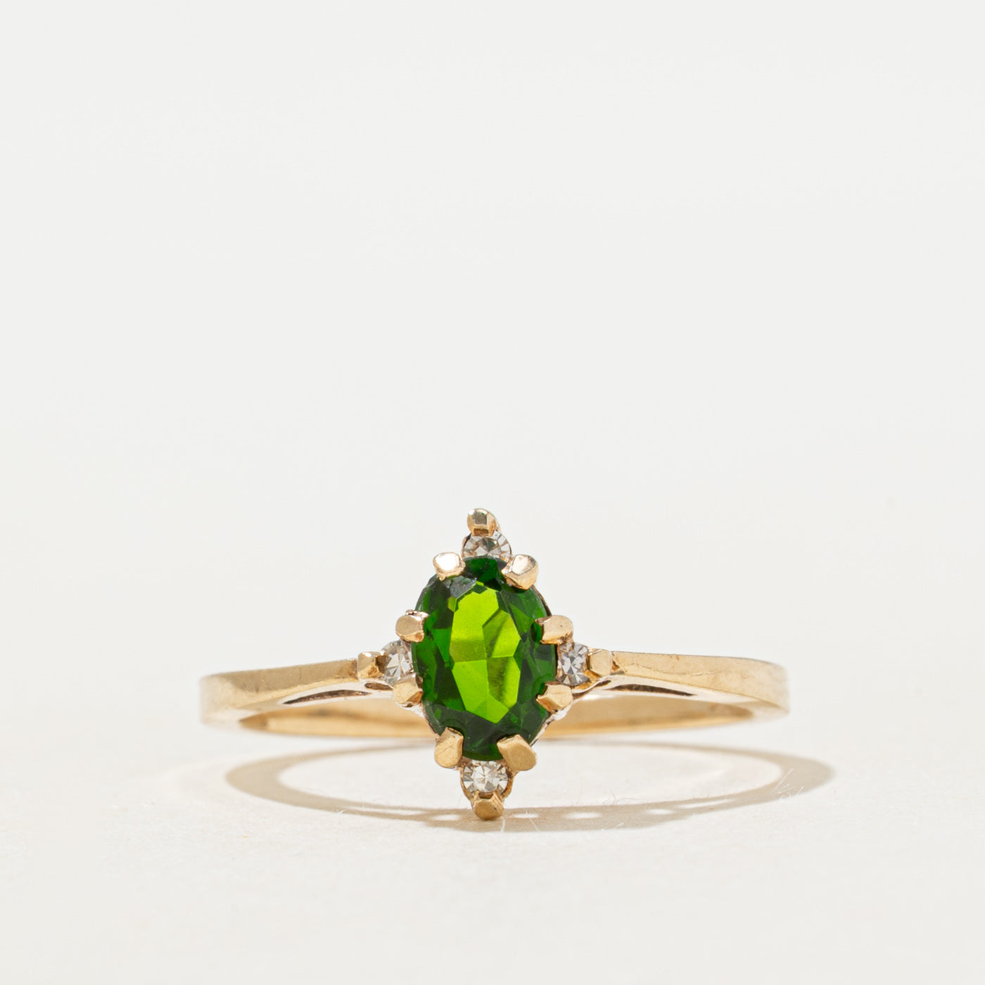 Bague en tourmaline ovale et diamants | 0,3 ct, 0,02 ct au total | Taille 5,5 |