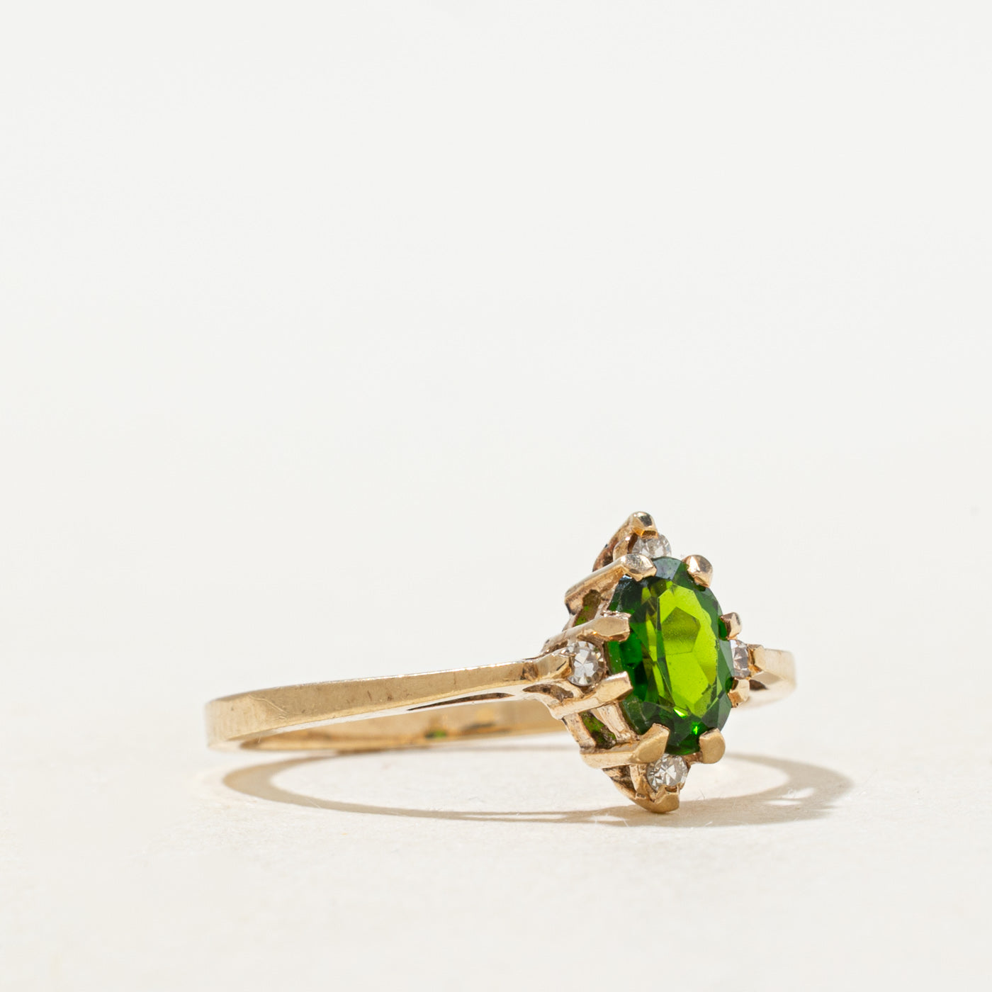 Bague en tourmaline ovale et diamants | 0,3 ct, 0,02 ct au total | Taille 5,5 |