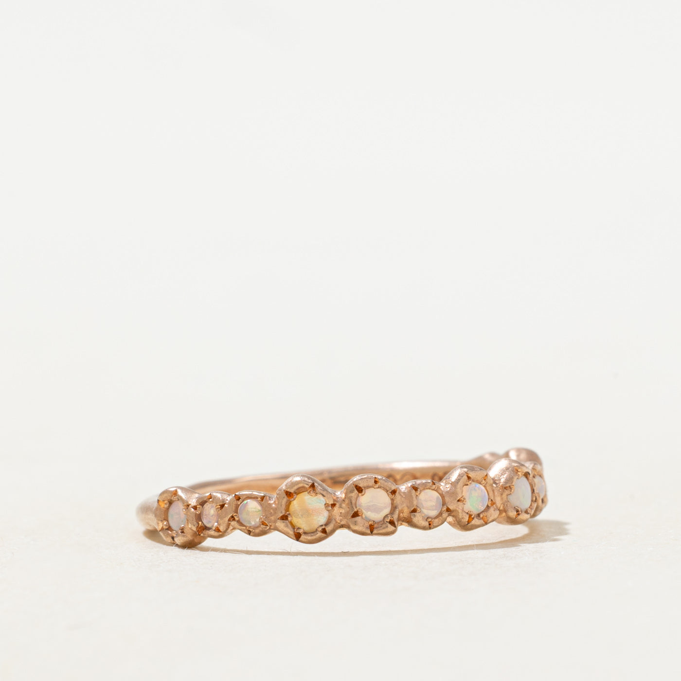 Bague demi-éternité sertie clos d'opales | 0,12 ct | Taille 7,0 |