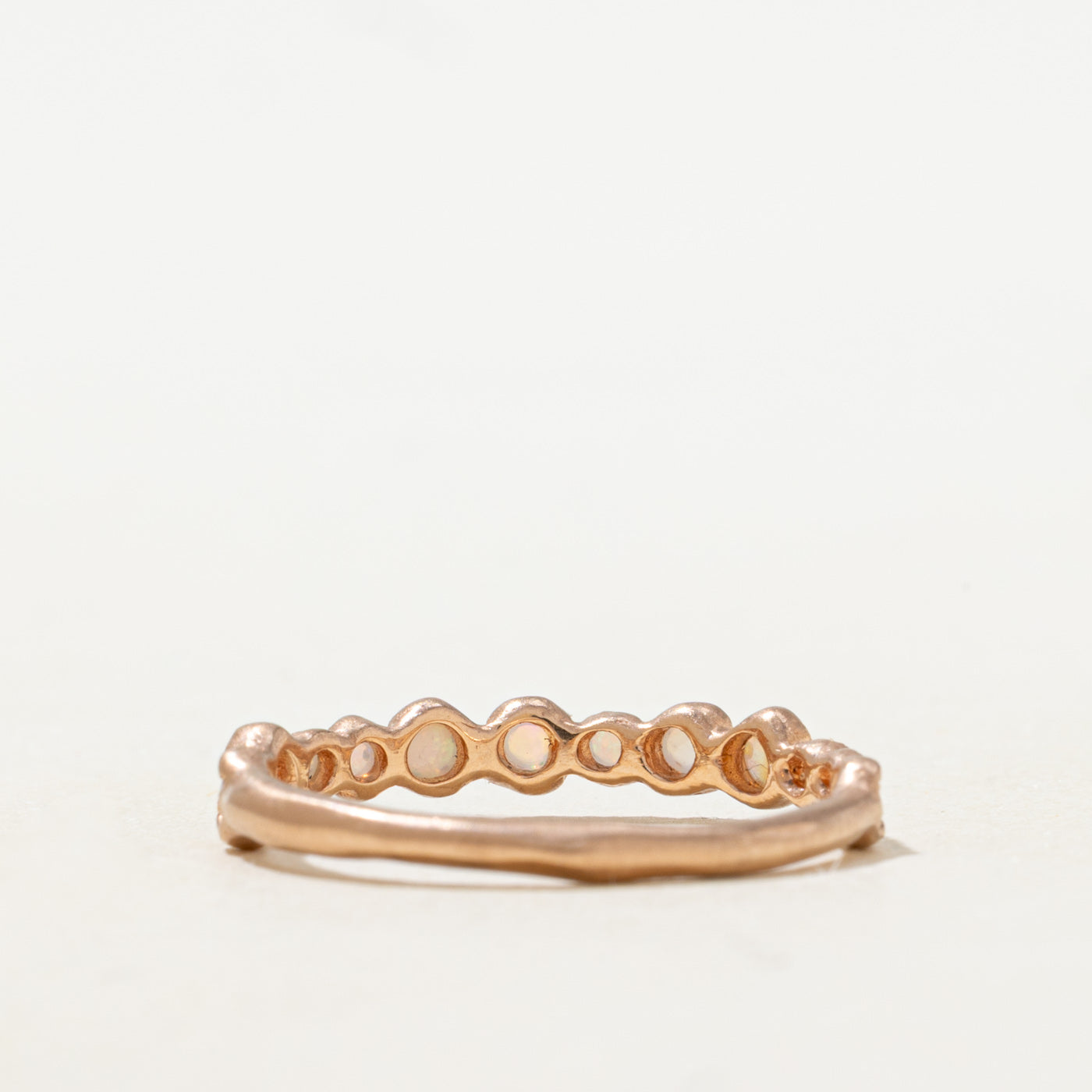 Bague demi-éternité sertie clos d'opales | 0,12 ct | Taille 7,0 |