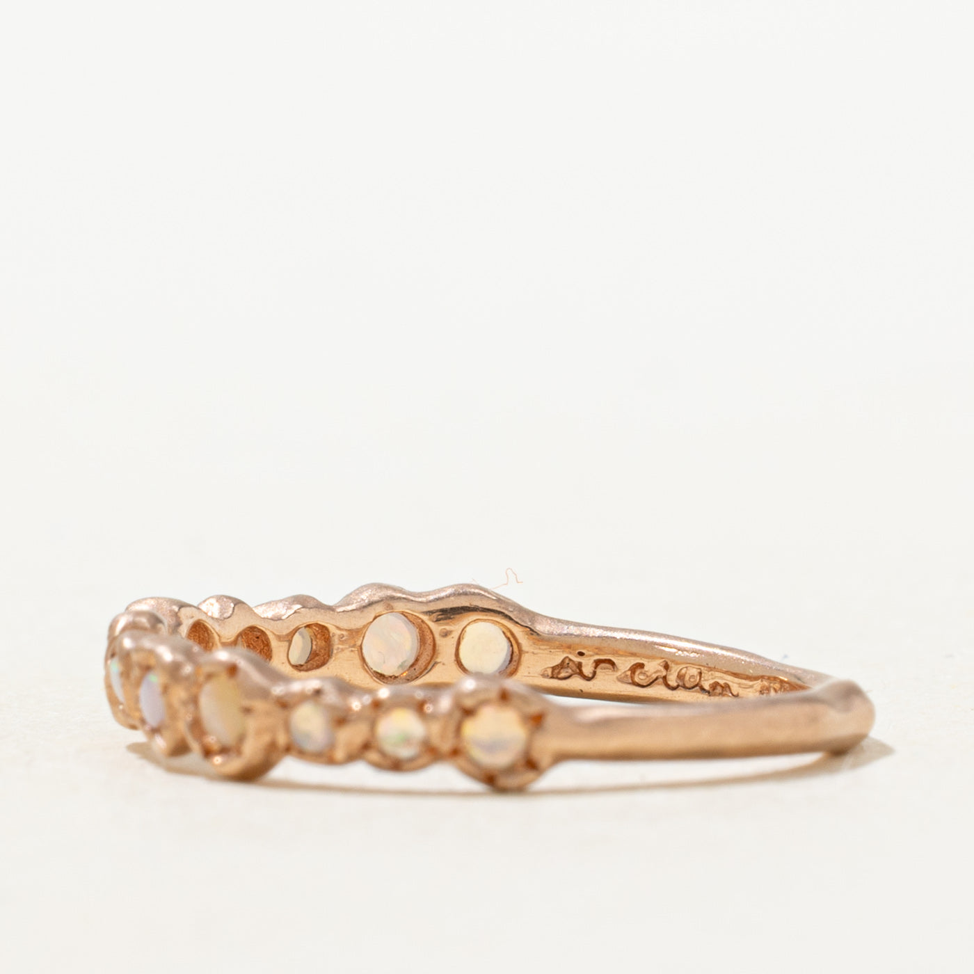 Bague demi-éternité sertie clos d'opales | 0,12 ct | Taille 7,0 |