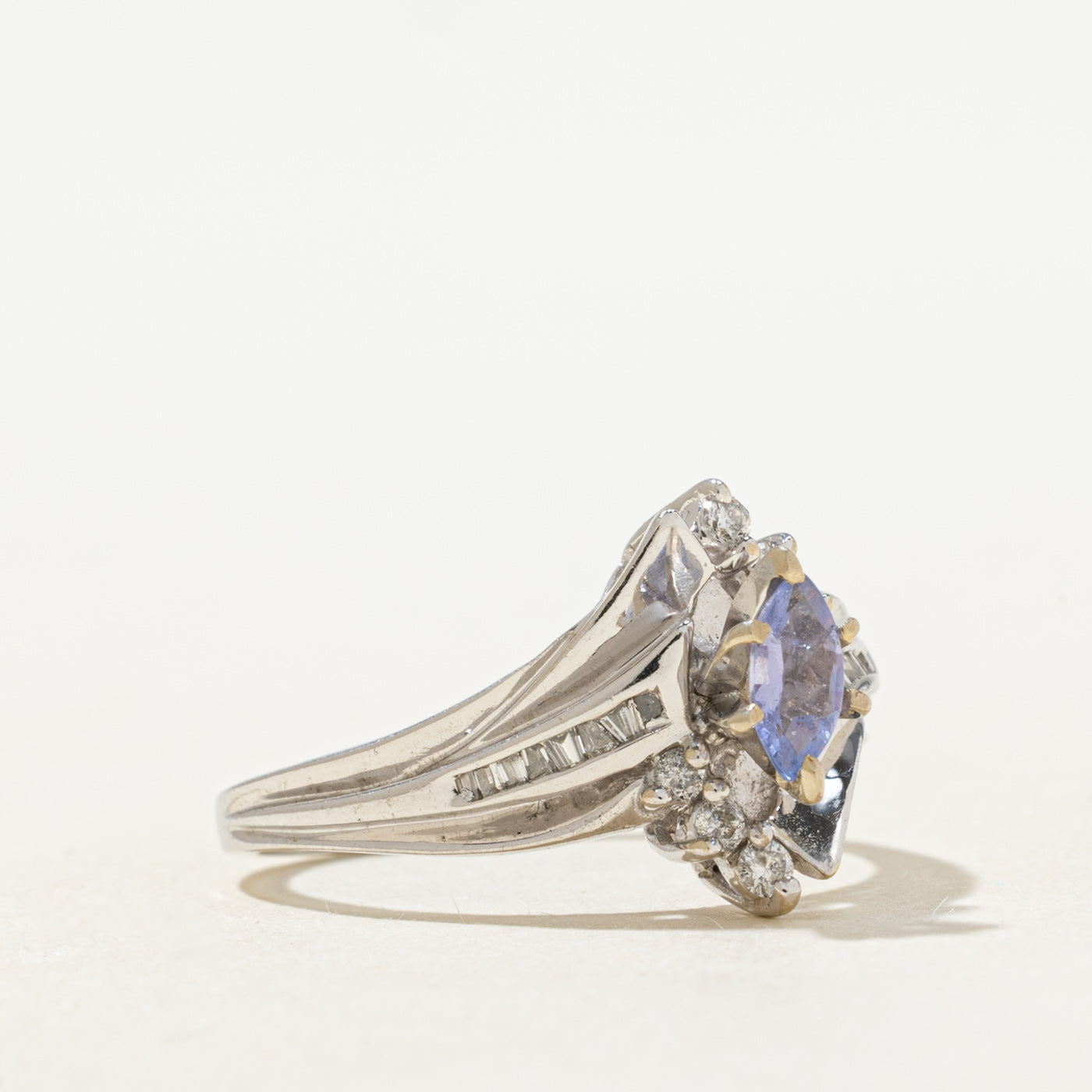 Bague en tanzanite taille marquise et diamants | 0,13 ct, 0,1 ct au total | Taille 6,5 |