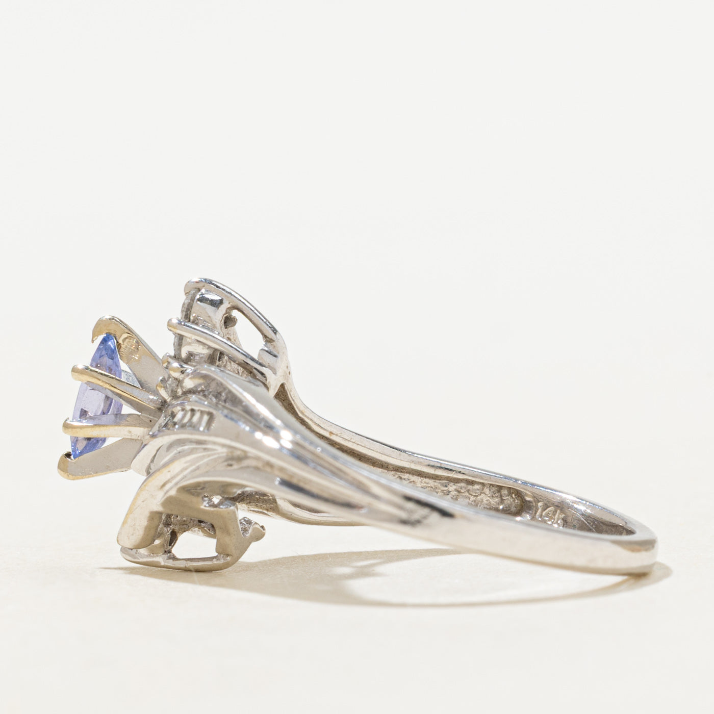 Bague en tanzanite taille marquise et diamants | 0,13 ct, 0,1 ct au total | Taille 6,5 |