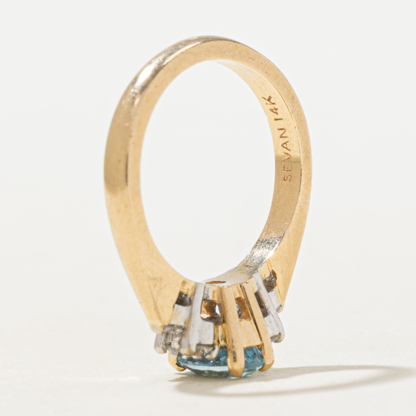 Bague ornée d'aigue-marine et de diamants | 0,36 ct, 0,1 ct au total | Taille 2,75 |