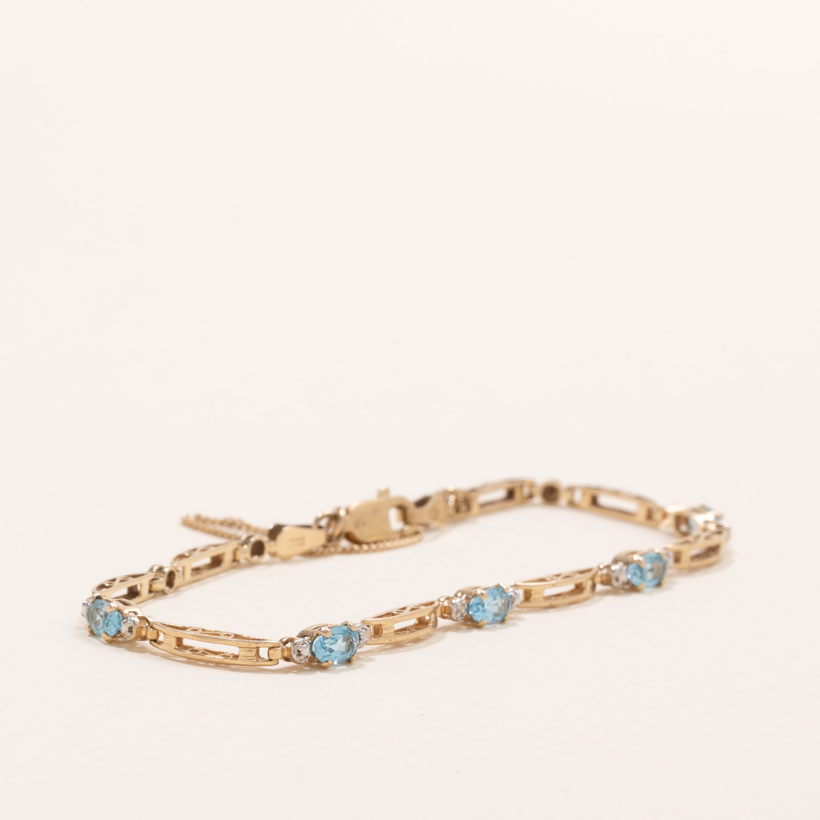 Bracelet en topaze bleue et diamants | 1,0 ct, 0,01 ct | 17,8 cm |