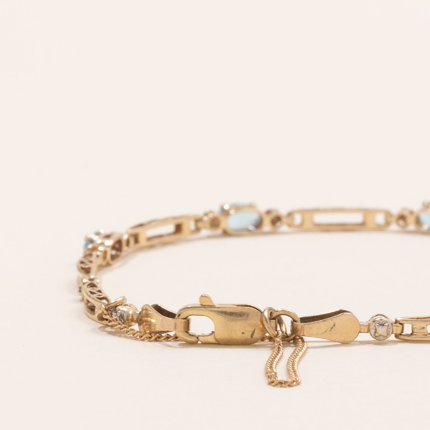 Bracelet en topaze bleue et diamants | 1,0 ct, 0,01 ct | 17,8 cm |