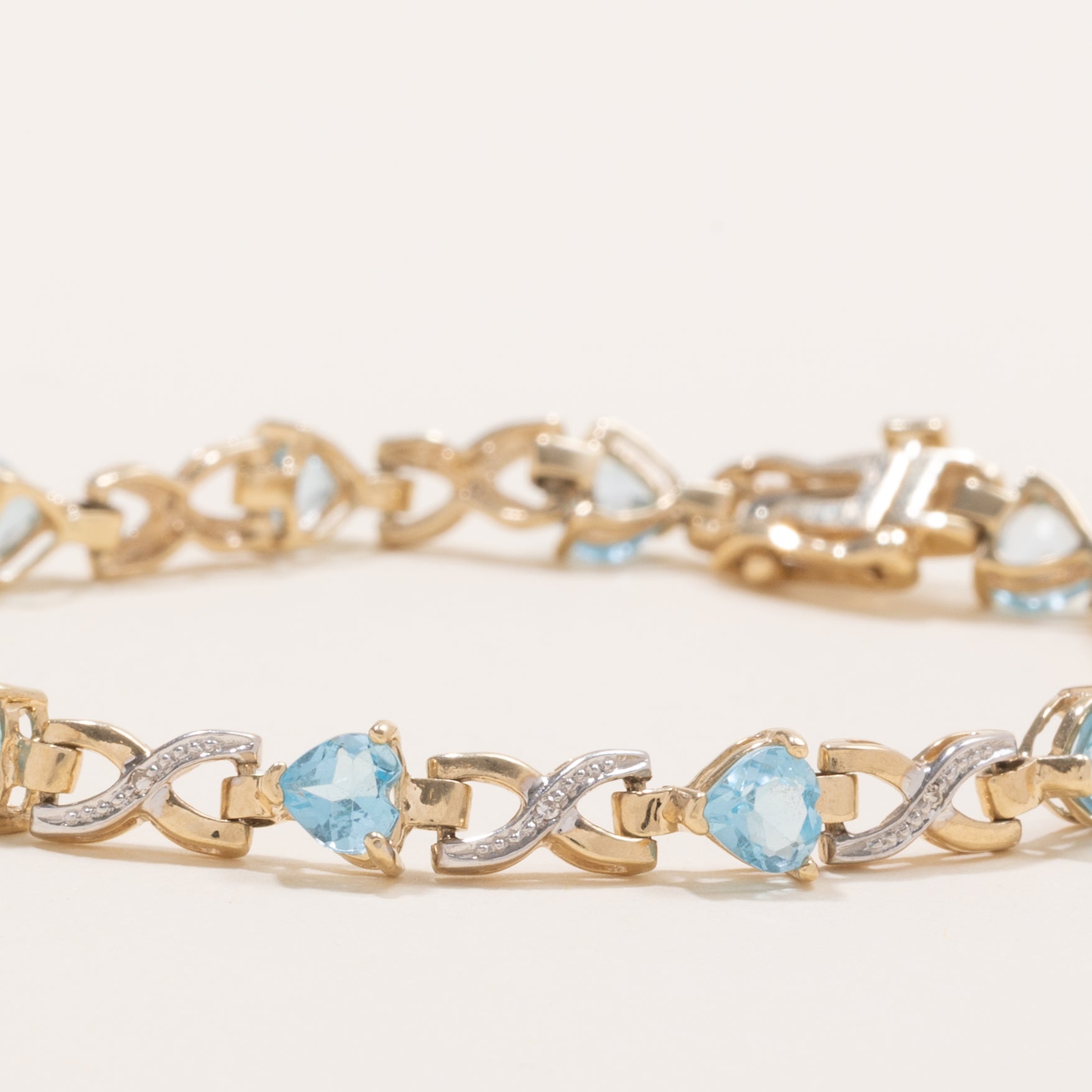 Bracelet en topaze bleue taille cœur et diamants | 5,5 ct au total, 0,04 ct au total | 7,5 po |
