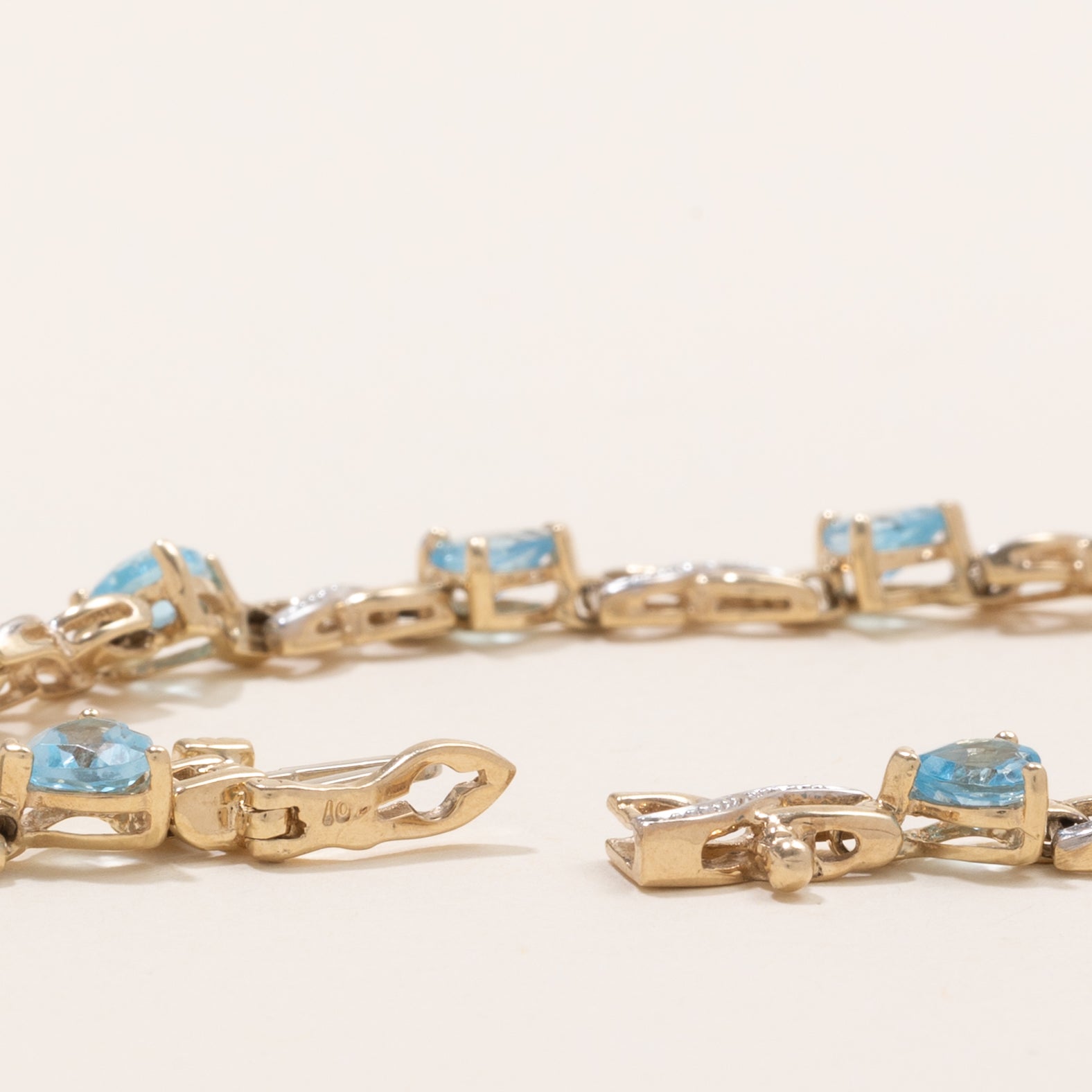 Bracelet en topaze bleue taille cœur et diamants | 5,5 ct au total, 0,04 ct au total | 7,5 po |