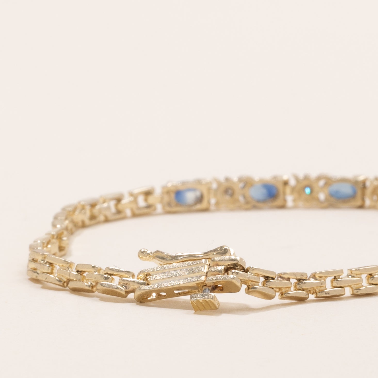 Bracelet en saphir et diamants à maillons panthère | 1,25 ct au total, 0,02 ct au total | 17,8 cm |