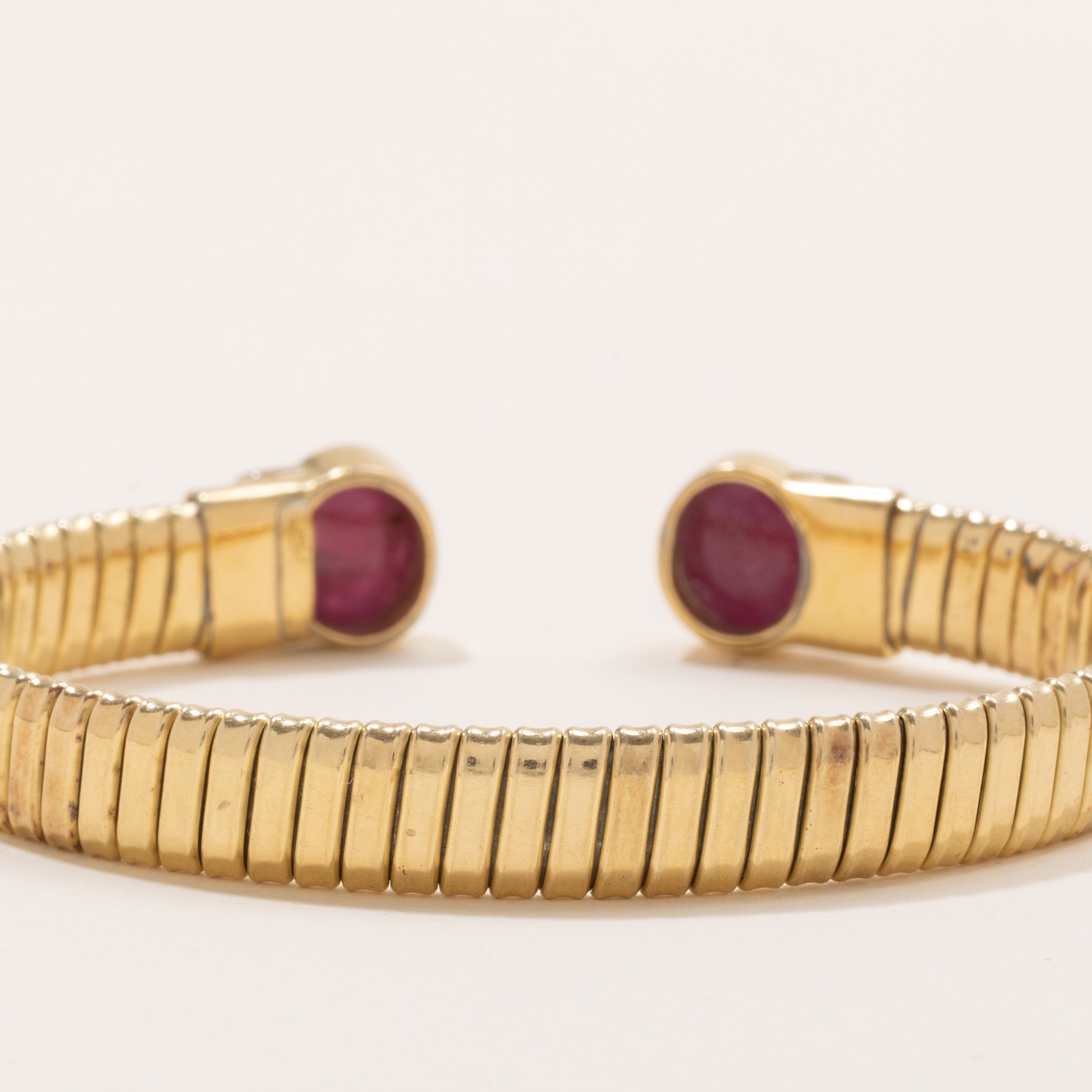 Bracelet manchette serti clos de rubis et diamants | 5,0 ct, 0,06 ct | 17,8 cm |